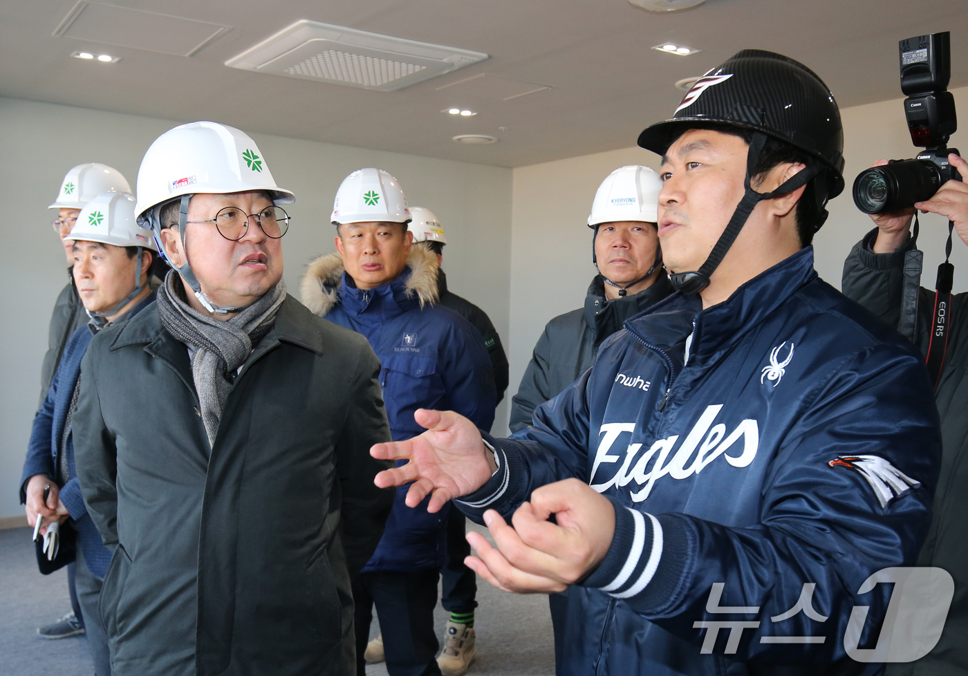 (대전=뉴스1) 김기태 기자 = 이장우 대전시장이 4일 대전 한화생명 볼파크 공사 현장을 찾아 관계자로부터 진행 현황을 보고받고 있다. 2025.2.4/뉴스1