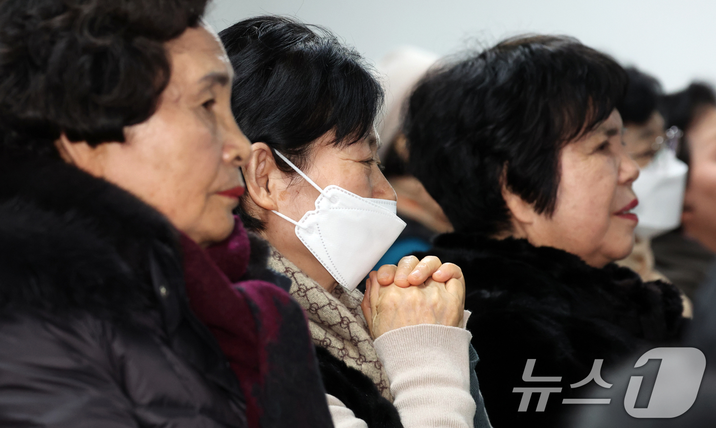 (서울=뉴스1) 김명섭 기자 = 4일 서울 마포구 일성여자중고등학교에서 열린 개교 73주년 기념 제 8회 내 생각 말하기 대회에서 학생들이 발표를 유심히 지켜보고 있다.일성여자중고 …