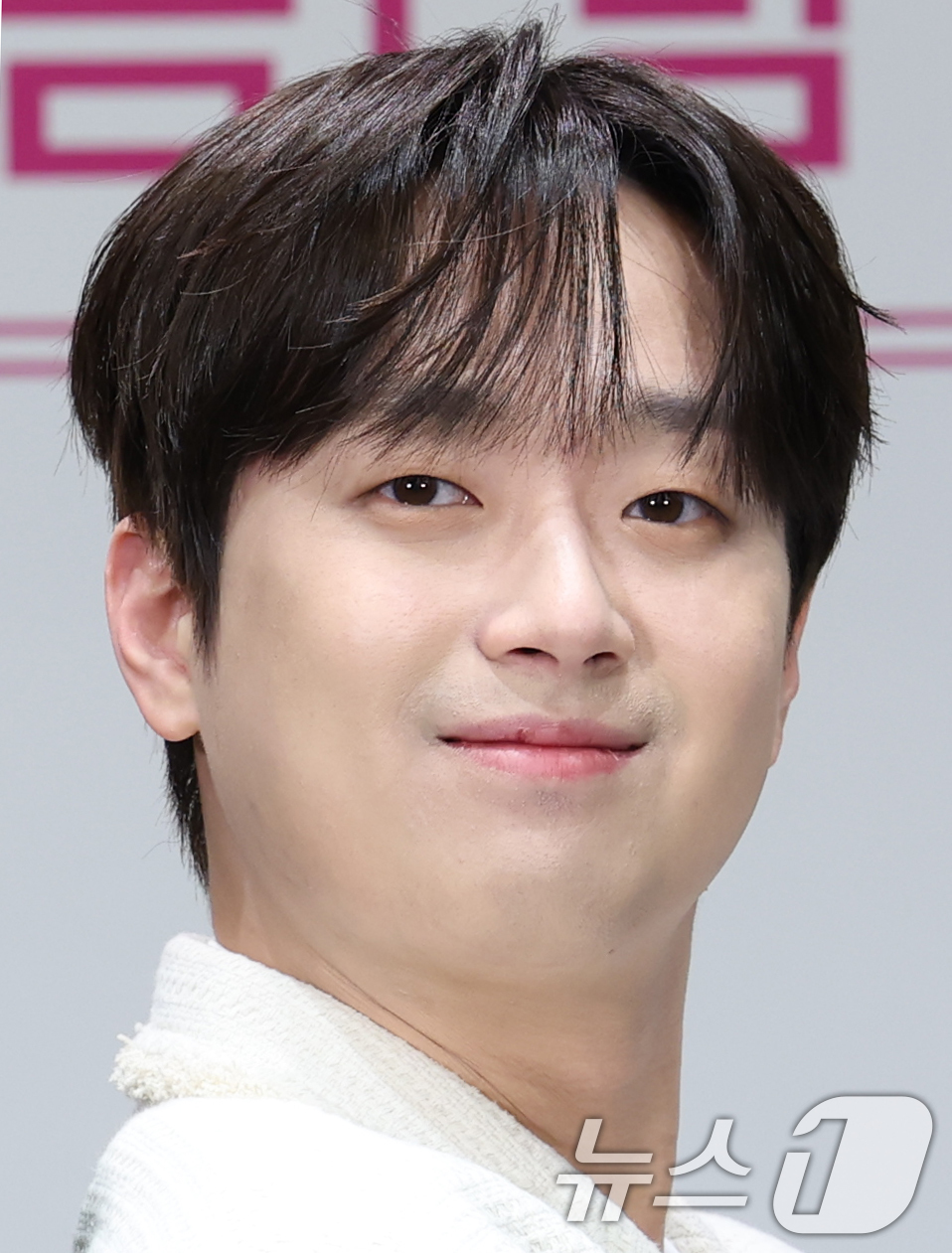 (서울=뉴스1) 권현진 기자 = 가수 이찬원이 4일 서울 영등포구 라마다 서울 신도림에서 열린 tvN STORY 예능 ‘잘생긴 트롯’ 제작발표회에 참석해 포즈를 취하고 있다.‘잘생 …