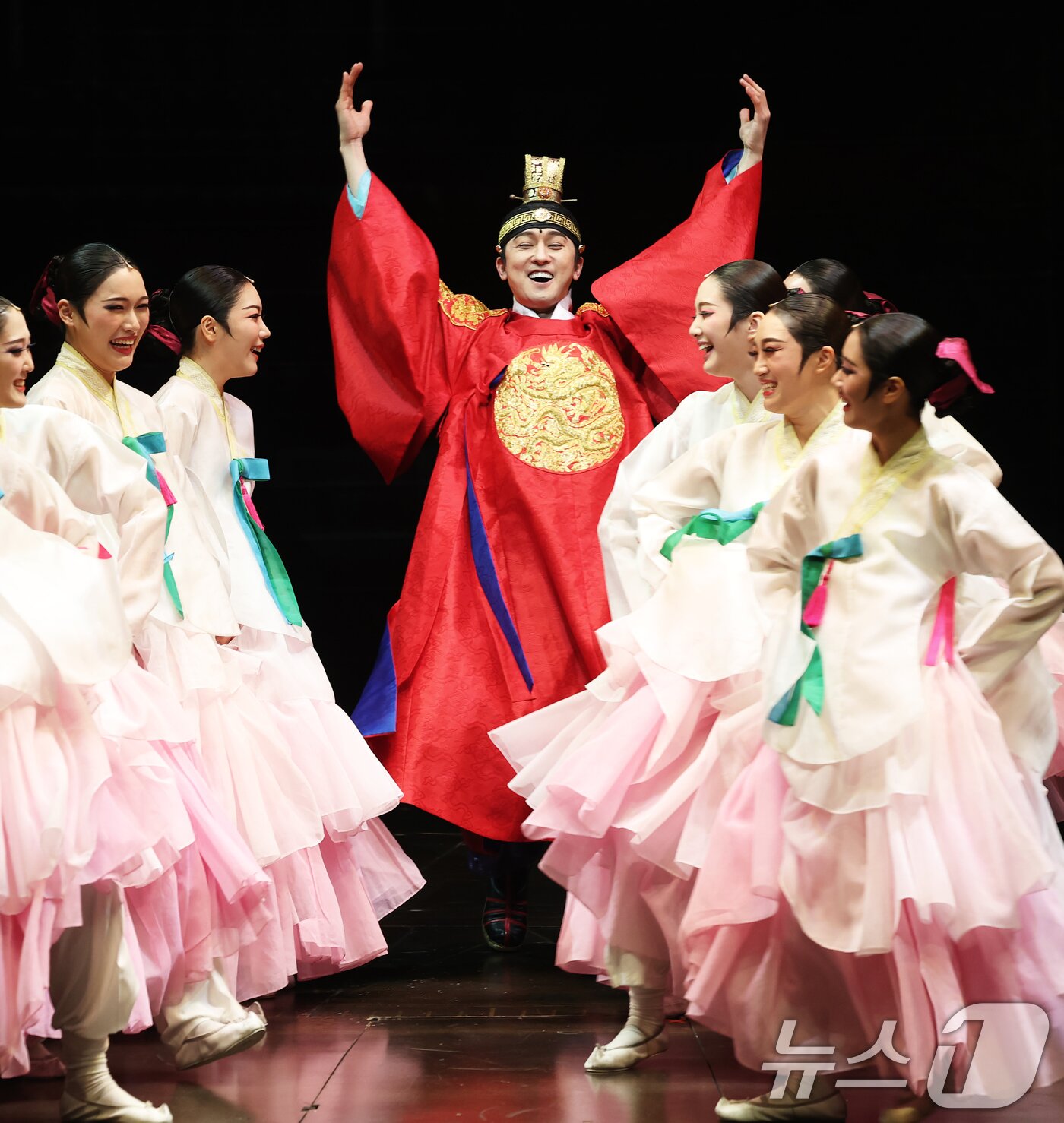 본문 이미지 - 4일 오후 서울 종로구 세종문화회관 대극장에서 열린 창작뮤지컬 &#39;명성황후&#39; 프레스콜 공연에서 고종 역의 배우 강필석이 열연하고 있다. 30주년을 맞아 22번째 시즌으로 돌아온 뮤지컬 ‘명성황후’는 조선 왕조 26대 고종의 왕비이자 격변의 역사 속에서 살아간 명성황후의 이야기를 다룬 작품으로 오는 3월 30일까지 서울 종로구 세종문화회관 대극장에서 공연된다. 2025.2.4/뉴스1 ⓒ News1 오대일 기자