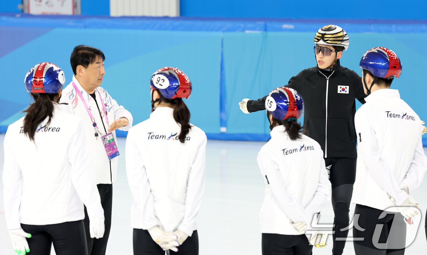 본문 이미지 - 윤재명 감독이 이끄는 대한민국 쇼트트랙 대표팀이 4일 제9회 하얼빈 동계 아시안게임을 앞두고 중국 헤이룽장성 하얼빈 빙상훈련센터 다목적홀에서 훈련에 앞서 대화하고 있다. 2025.2.4/뉴스1 ⓒ News1 이승배 기자