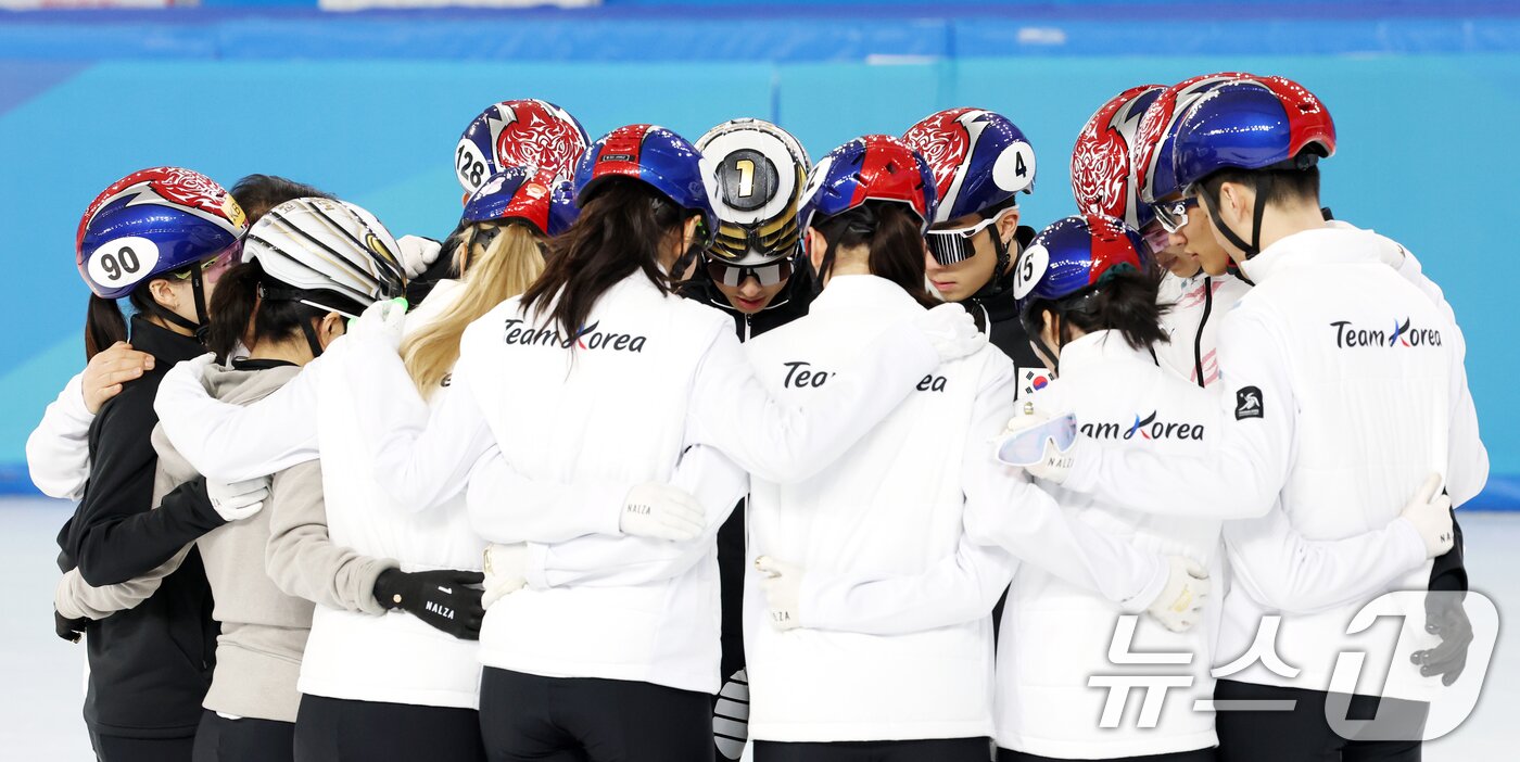본문 이미지 - 윤재명 감독이 이끄는 대한민국 쇼트트랙 대표팀이 4일 제9회 하얼빈 동계 아시안게임을 앞두고 중국 헤이룽장성 하얼빈 빙상훈련센터 다목적홀에서 훈련하기 앞서 결의를 다지고 있다. 2025.2.4/뉴스1 ⓒ News1 이승배 기자