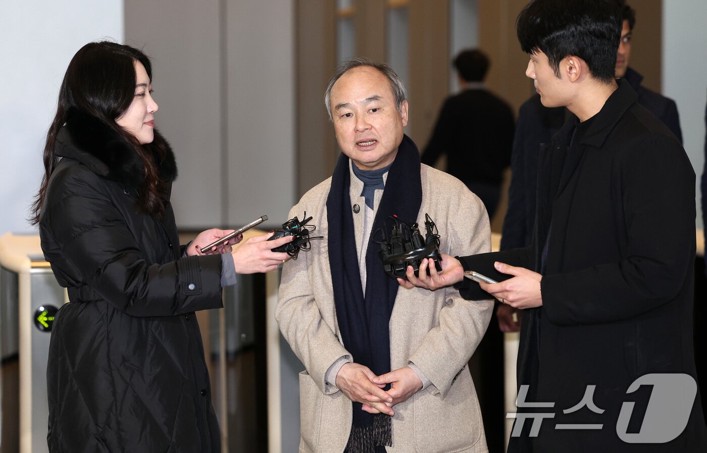 본문 이미지 - 손정의 소프트뱅크그룹 회장이 4일 서울 서초구 삼성전자 사옥에서 이재용 삼성전자 회장과 샘 올트먼 오픈AI 최고경영자&#40;CEO&#41;와의 회동을 마친 후 취재진의 질문에 답하고 있다. 2025.2.4/뉴스1 ⓒ News1 김성진 기자