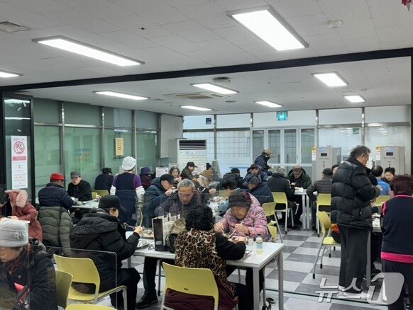본문 이미지 - 서울시 성북구 종암동에 위치한 '성북노인종합복지관' 지하 1층 식당에서 어르신 회원들이 점심식사를 하고 있다.2025.2.04/뉴스1 ⓒ News1 이강 기자