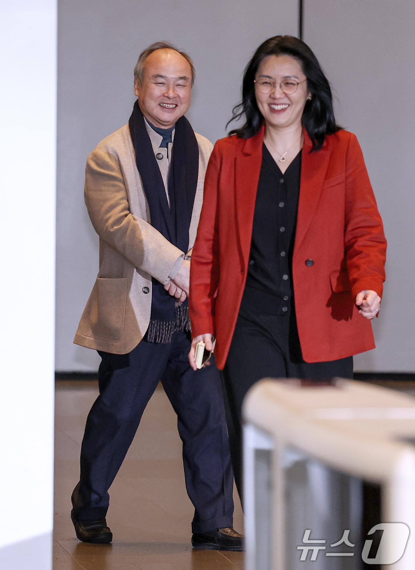 (서울=뉴스1) 김성진 기자 = 손정의 소프트뱅크그룹 회장이 4일 서울 서초구 삼성전자 사옥에서 이재용 삼성전자 회장과 샘 올트먼 오픈AI 최고경영자(CEO)와의 회동을 마친 후 …