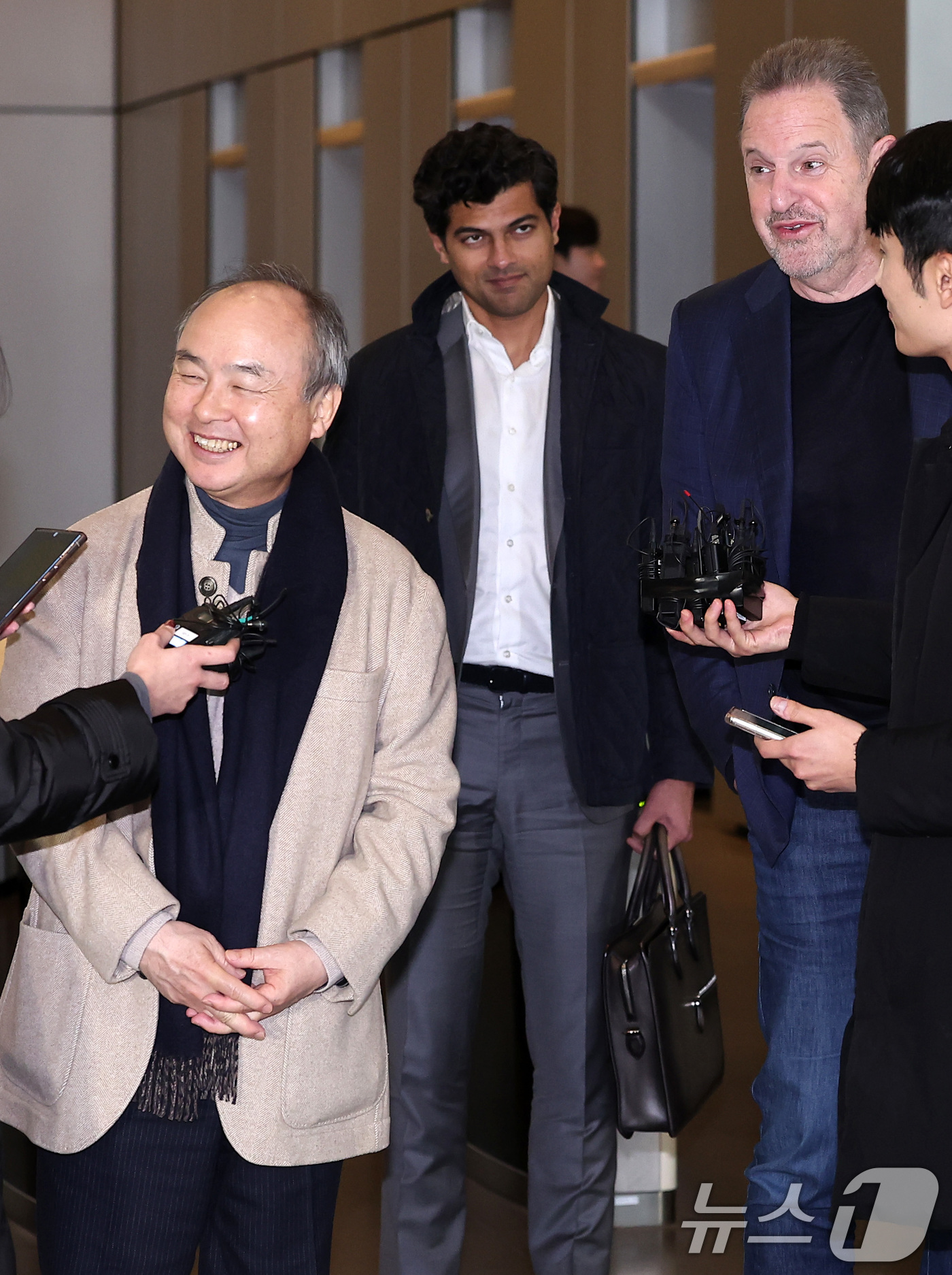 (서울=뉴스1) 김성진 기자 = 손정의 소프트뱅크그룹 회장과 르네하스 ARM 회장이 4일 서울 서초구 삼성전자 사옥에서 이재용 삼성전자 회장과 샘 올트먼 오픈AI 최고경영자(CEO …