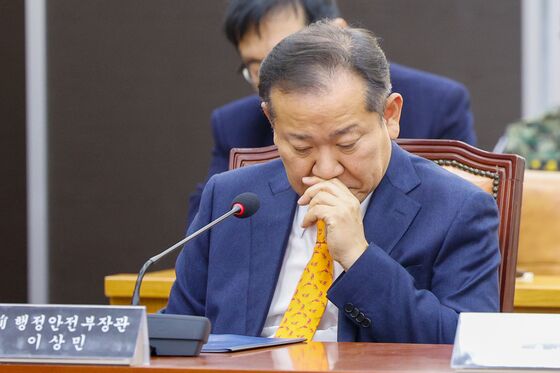 '단전단수 의혹' 이상민…18시간 밤샘 조사 후 귀가