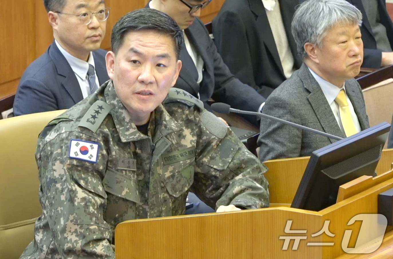 (서울=뉴스1) = 이진우 전 육군 수도방위사령관이 4일 서울 종로구 헌법재판소에서 열린 윤석열 대통령 탄핵심판 5차 변론에 증인으로 출석해 발언하고 있다. (헌법재판소 제공) 2 …