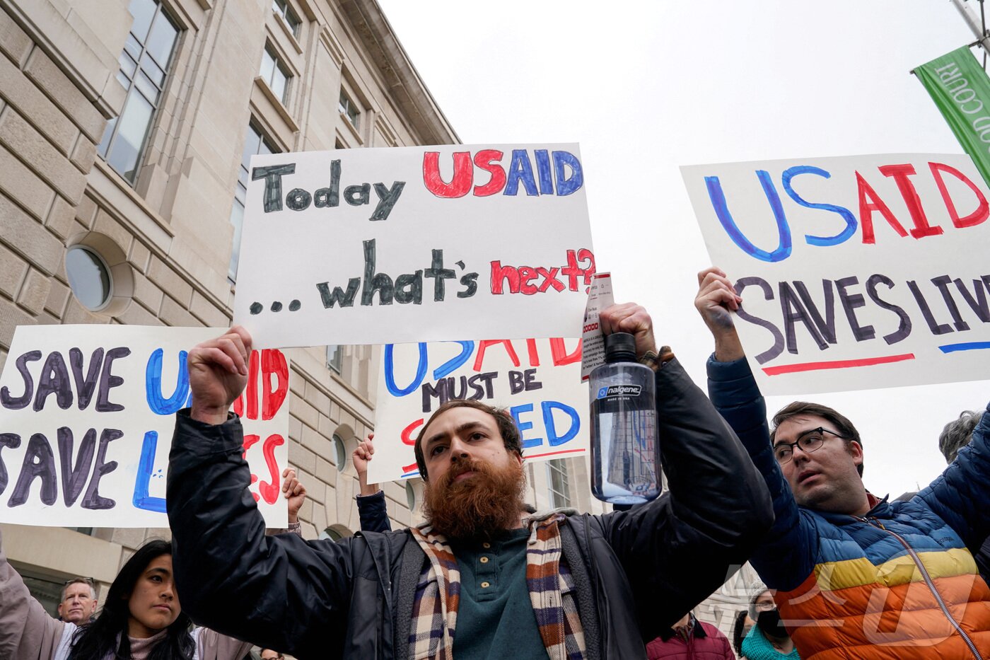 본문 이미지 - 3일&#40;현지시간&#41; 미국 워싱턴DC에서 미국 대외 원조 기관인 국제개발처&#40;USAID&#41; 폐쇄를 반대하는 시위가 열리고 있다. ⓒ 로이터=뉴스1 ⓒ News1 류정민 특파원