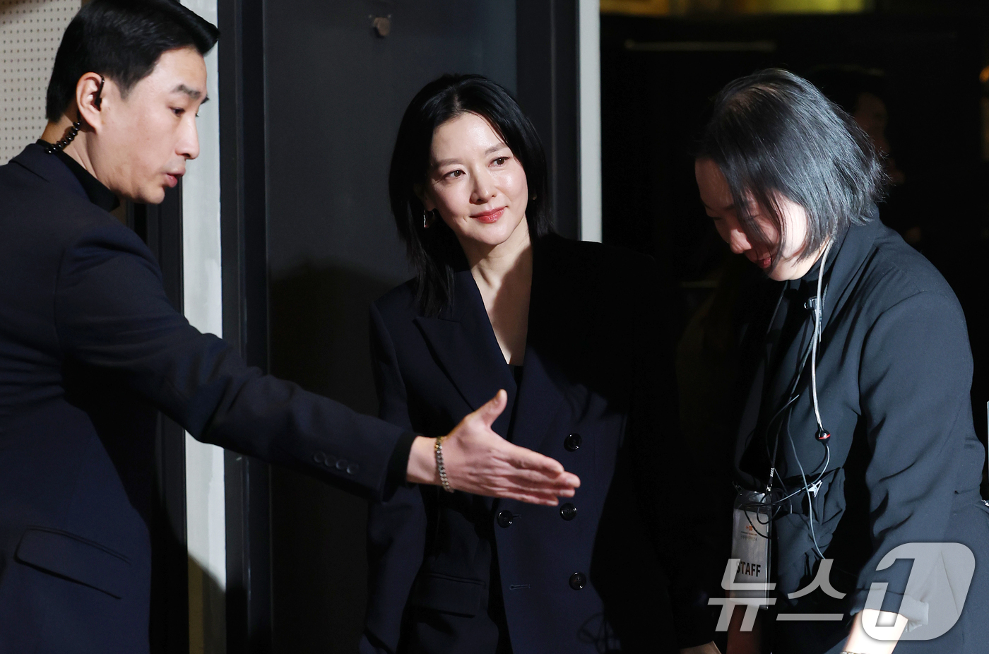 (서울=뉴스1) 권현진 기자 = 배우 이영애가 4일 서울 용산구 CGV 용산아이파크몰에서 열린 CJ ENM 30주년 기념 비저너리(Visionary) 선정작 ‘공동경비구역 JSA’ …