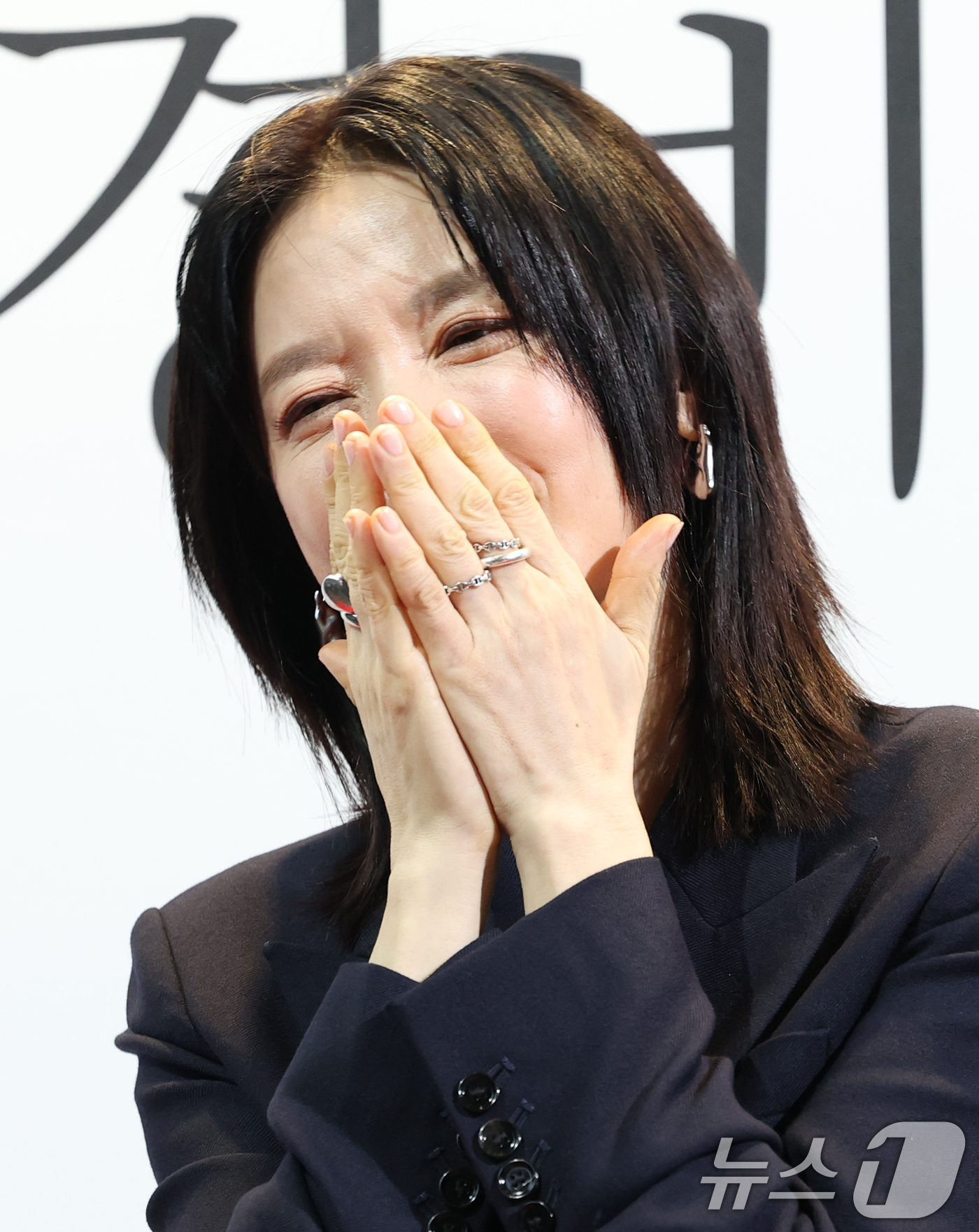 (서울=뉴스1) 권현진 기자 = 배우 이영애가 4일 서울 용산구 CGV 용산아이파크몰에서 열린 CJ ENM 30주년 기념 비저너리(Visionary) 선정작 ‘공동경비구역 JSA’ …