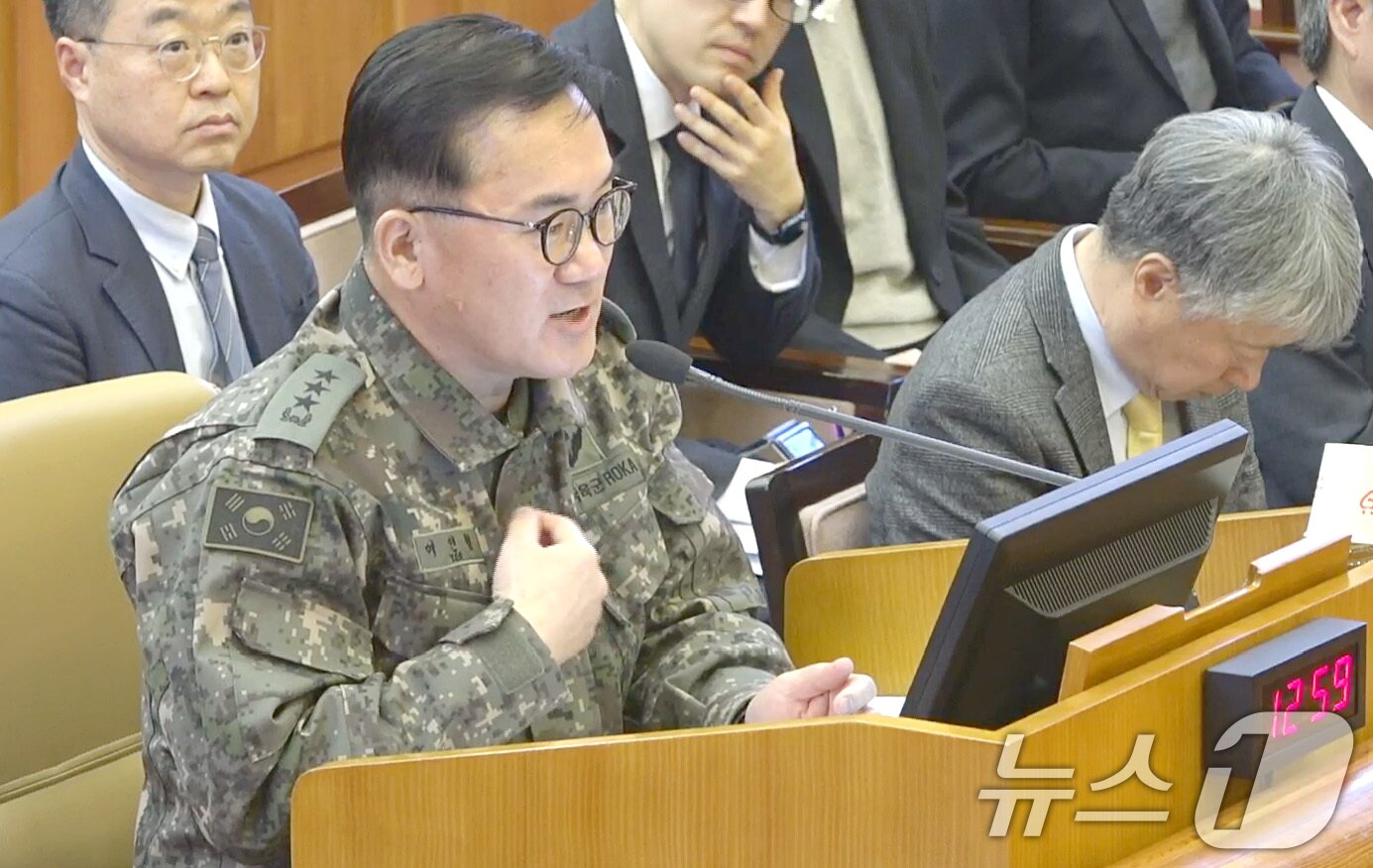 본문 이미지 - 여인형 전 국군방첩사령관이 4일 서울 종로구 헌법재판소에서 열린 윤석열 대통령 탄핵심판 5차 변론에 증인으로 출석해 발언하고 있다. (헌법재판소 제공) 2025.2.4/뉴스1