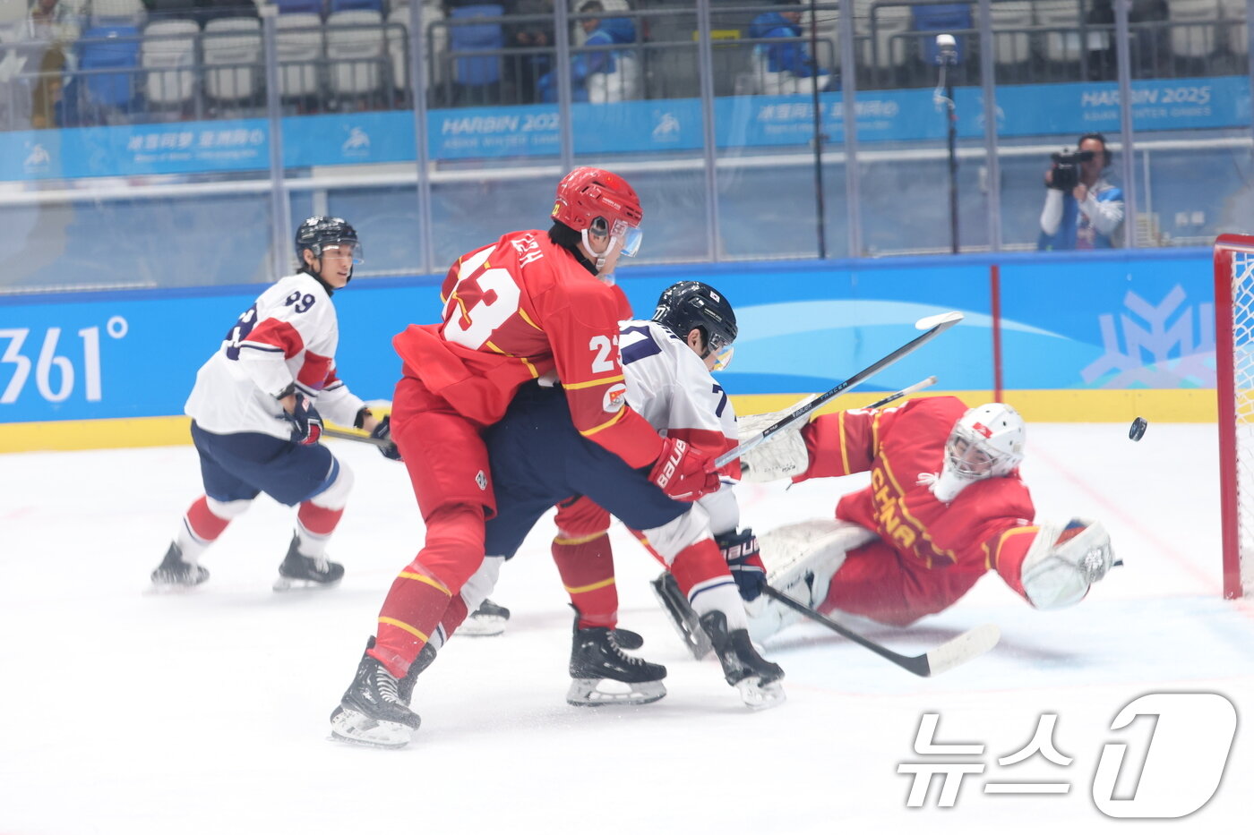 본문 이미지 - 4일 오후 중국 헤이룽장성 하얼빈 아이스하키 아레나에서 열린 하얼빈 동계아시안게임 남자하키 예선 A조 대한민국과 중국의 경기에서 이총민이 득점에 성공하고 있다. 2025.2.4/뉴스1 ⓒ News1 이승배 기자