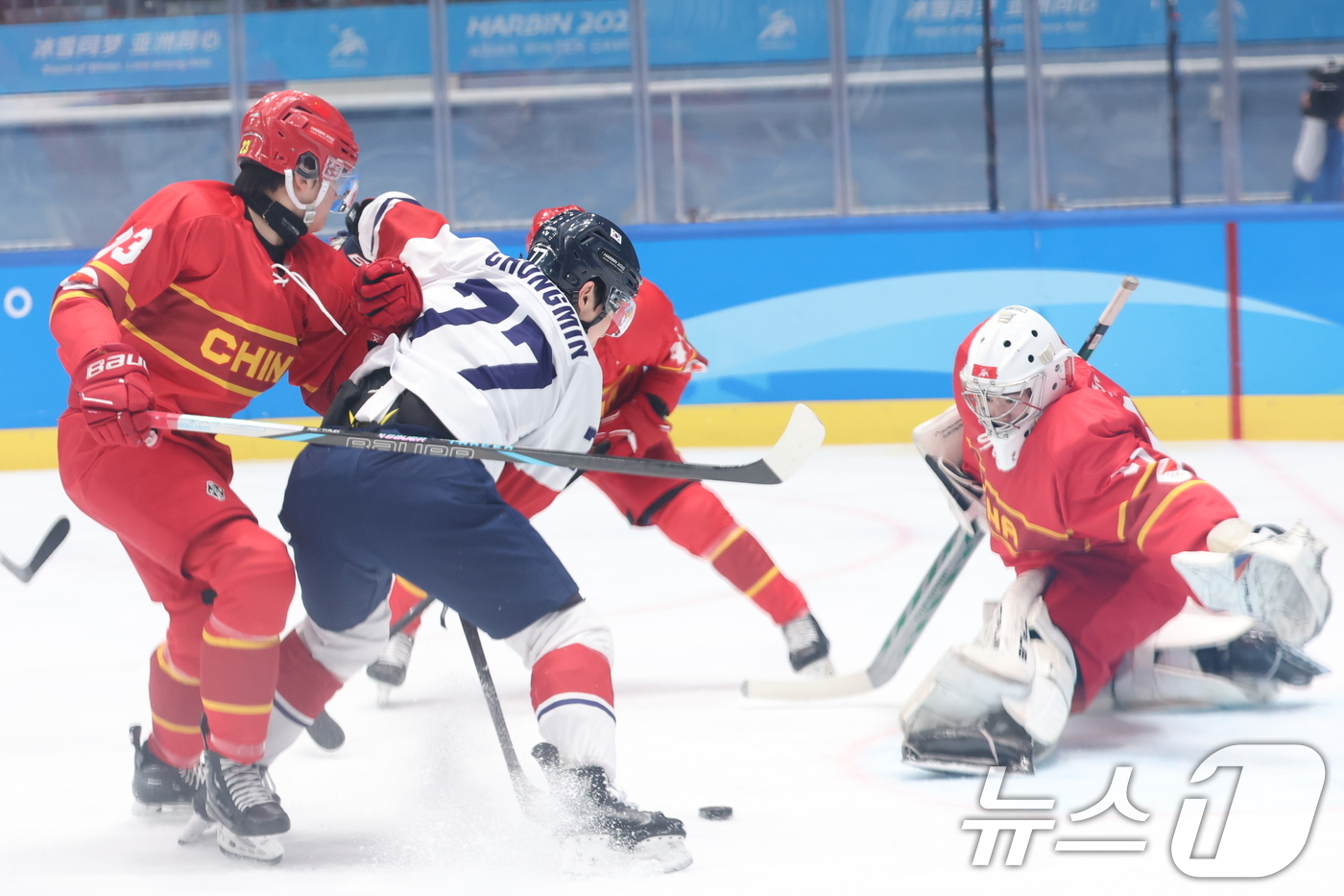 (하얼빈(중국)=뉴스1) 이승배 기자 = 4일 오후 중국 헤이룽장성 하얼빈 아이스하키 아레나에서 열린 하얼빈 동계아시안게임 남자하키 예선 A조 대한민국과 중국의 경기에서 이총민이 …