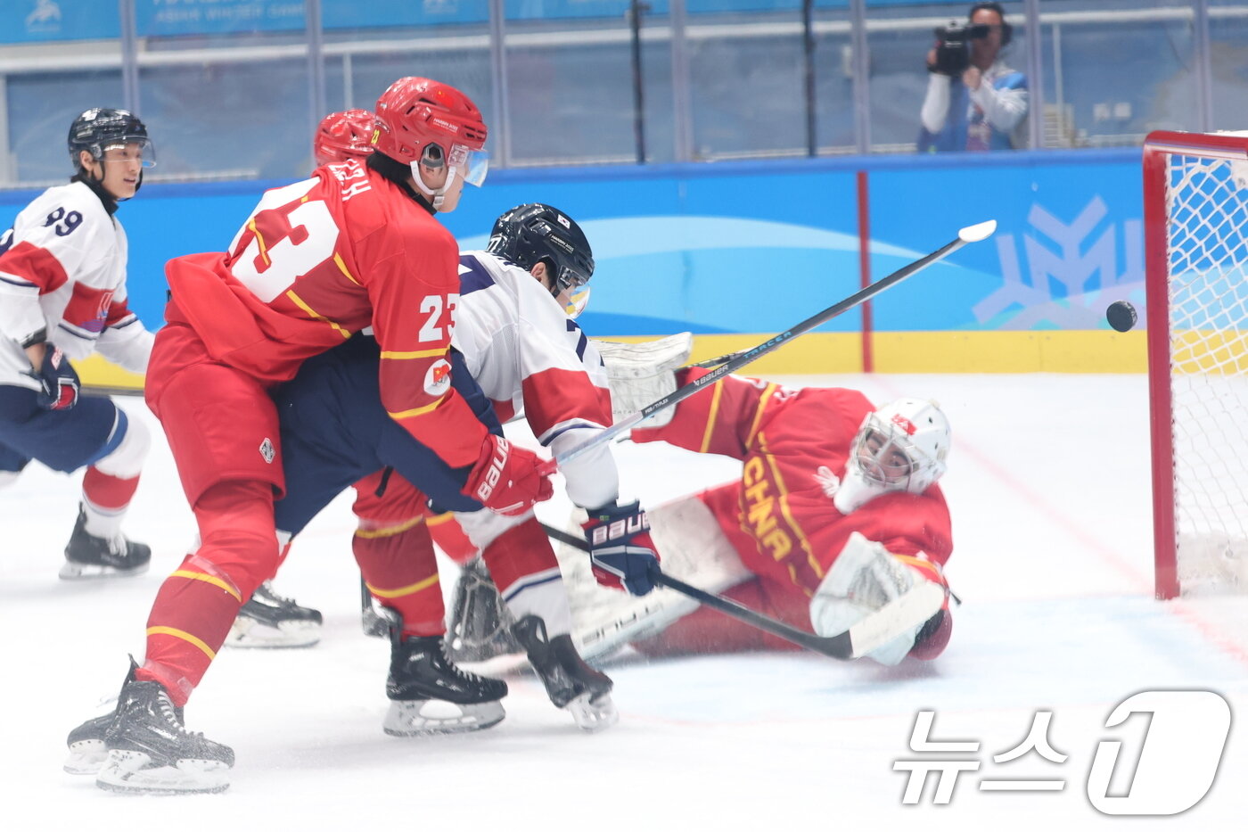 본문 이미지 - 4일 오후 중국 헤이룽장성 하얼빈 아이스하키 아레나에서 열린 하얼빈 동계아시안게임 남자하키 예선 A조 대한민국과 중국의 경기에서 이총민이 득점에 성공하고 있다. 2025.2.4/뉴스1 ⓒ News1 이승배 기자
