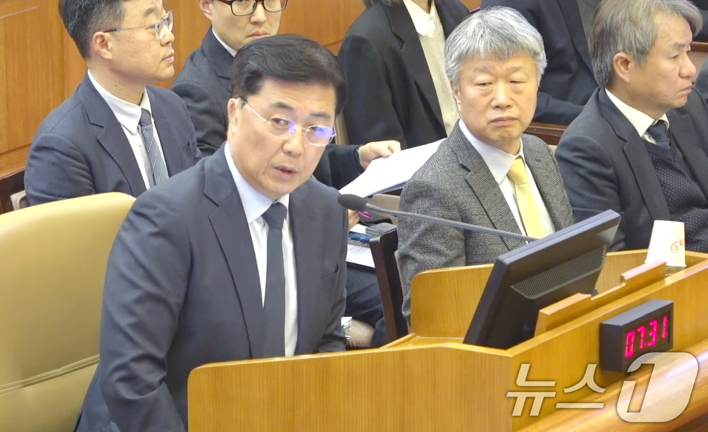 (서울=뉴스1) = 홍장원 전 국가정보원 제1차장이 4일 서울 종로구 헌법재판소에서 열린 윤석열 대통령 탄핵심판 5차 변론에 증인으로 출석해 발언하고 있다. (헌법재판소 제공) 2 …