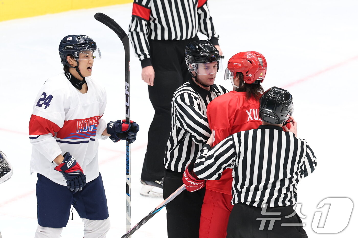 본문 이미지 - 4일 오후 중국 헤이룽장성 하얼빈 아이스하키 아레나에서 열린 하얼빈 동계아시안게임 남자하키 예선 A조 대한민국과 중국의 경기에서 김동환이 중국 선수들과 몸싸움을 벌이고 있다. 2025.2.4/뉴스1 ⓒ News1 이승배 기자