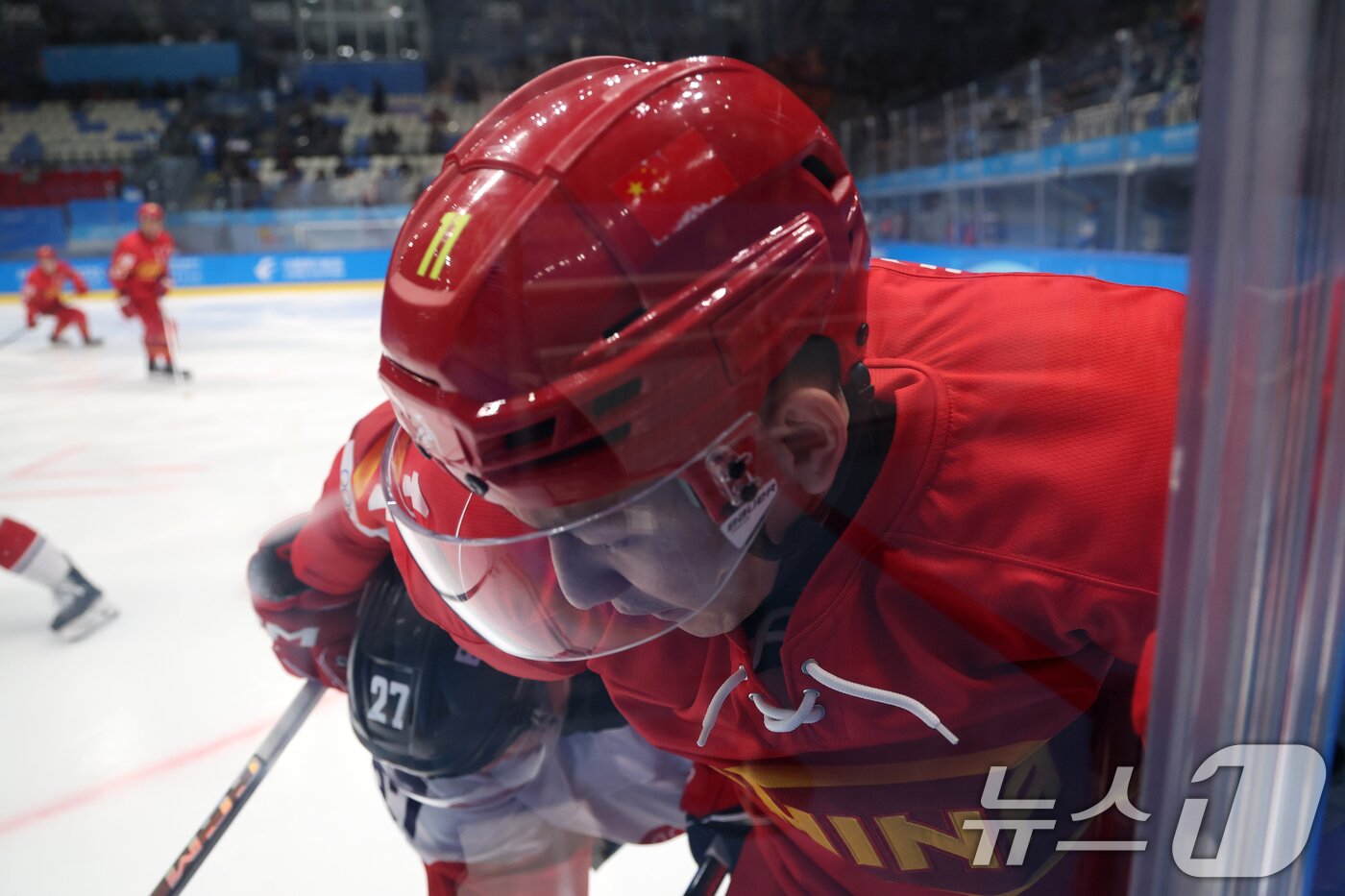 본문 이미지 - 4일 오후 중국 헤이룽장성 하얼빈 아이스하키 아레나에서 열린 남자하키 예선 A조 대한민국과 중국의 경기에서 안진휘가 상대 선수와 충돌하고 있다. 2025.2.4/뉴스1 ⓒ News1 이승배 기자