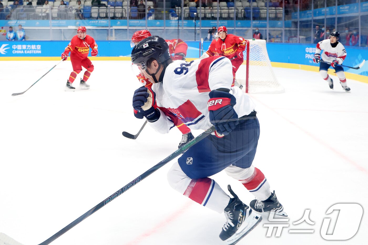 본문 이미지 - 4일 오후 중국 헤이룽장성 하얼빈 아이스하키 아레나에서 열린 남자하키 예선 A조 대한민국과 중국의 경기에서 강윤석이 드리블하고 있다. 2025.2.4/뉴스1 ⓒ News1 이승배 기자