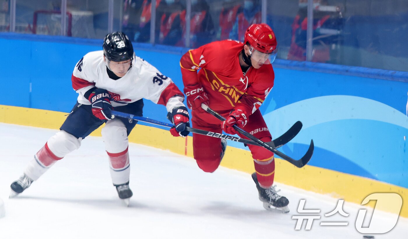 본문 이미지 - 4일 오후 중국 헤이룽장성 하얼빈 아이스하키 아레나에서 열린 남자하키 예선 A조 대한민국과 중국의 경기에서 전정우가 상대 선수와 퍽을 다투고 있다. 2025.2.4/뉴스1 ⓒ News1 이승배 기자