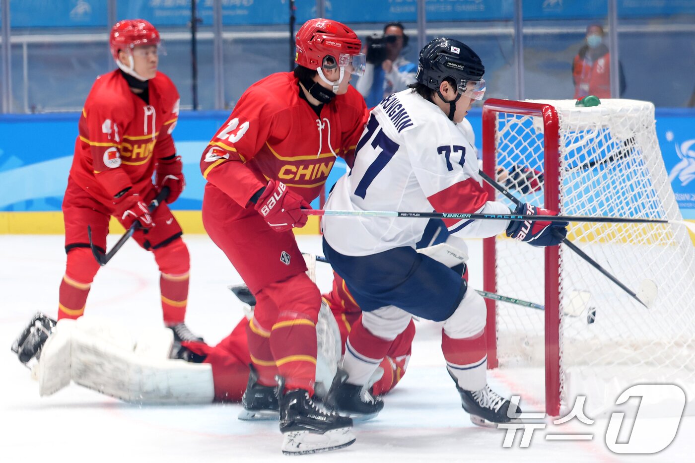 본문 이미지 - 4일 오후 중국 헤이룽장성 하얼빈 아이스하키 아레나에서 열린 남자하키 예선 A조 대한민국과 중국의 경기에서 대한민국 이총민이 골을 성공시키고 있다. 2025.2.4/뉴스1 ⓒ News1 이승배 기자