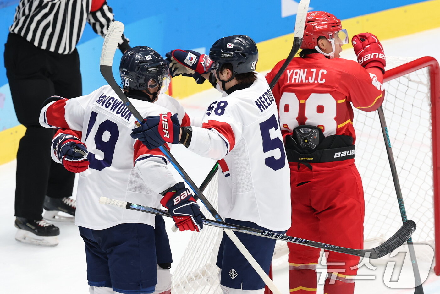본문 이미지 - 4일 오후 중국 헤이룽장성 하얼빈 아이스하키 아레나에서 열린 남자하키 예선 A조 대한민국과 중국의 경기에서 김상욱이 역전골을 넣은 뒤 동료들과 기쁨을 나누고 잇다. 2025.2.4/뉴스1 ⓒ News1 이승배 기자