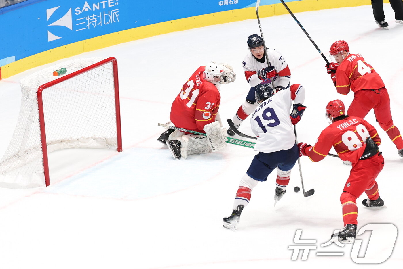 본문 이미지 - 4일 오후 중국 헤이룽장성 하얼빈 아이스하키 아레나에서 열린 남자하키 예선 A조 대한민국과 중국의 경기에서 김상욱이 역전골을 넣고 있다. 대한민국은 중국 상대 6대5 짜릿한 역전승을 거뒀다. 2025.2.4/뉴스1 ⓒ News1 이승배 기자