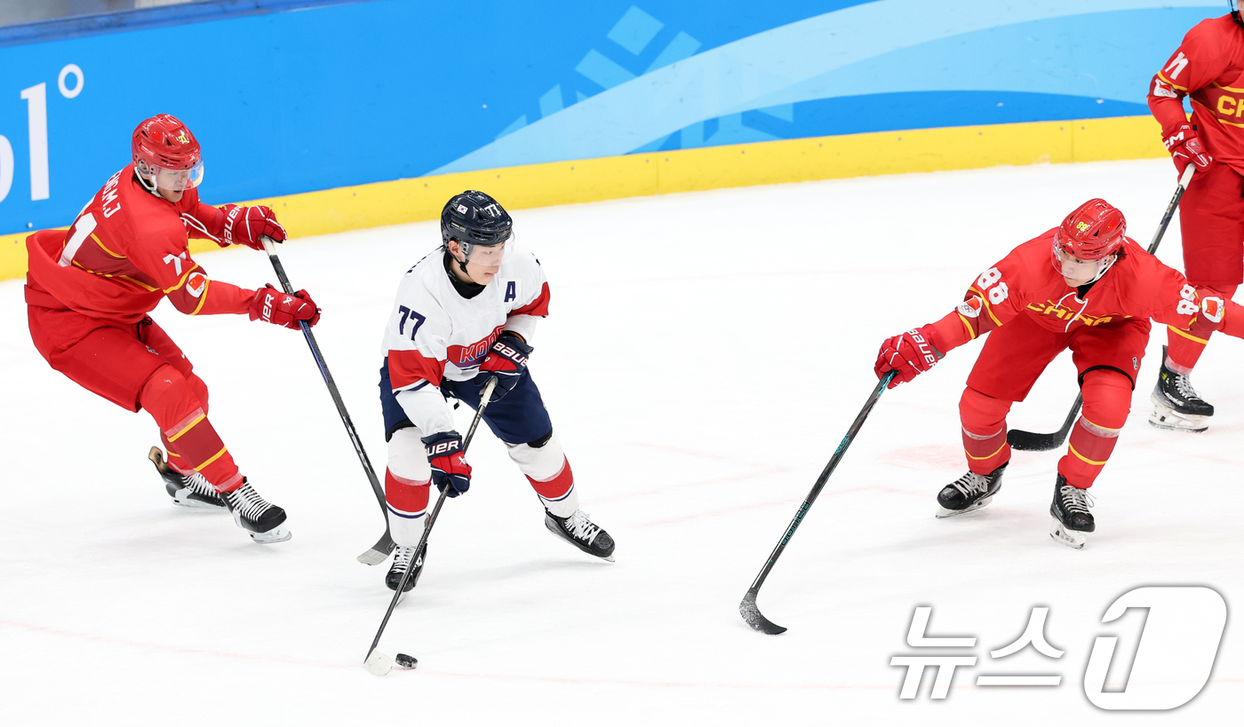 (하얼빈(중국)=뉴스1) 이승배 기자 = 4일 오후 중국 헤이룽장성 하얼빈 아이스하키 아레나에서 열린 하얼빈 동계아시안게임 남자하키 예선 A조 대한민국과 중국의 경기에서 이총민이 …