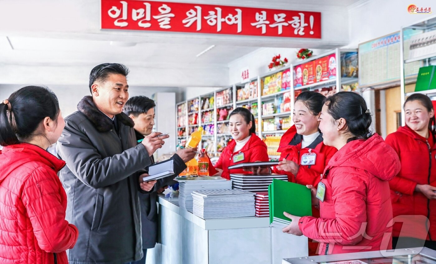 본문 이미지 - &#40;평양 노동신문=뉴스1&#41; = 북한 노동당 기관지 노동신문은 5일 각지 당 조직과 일군&#40;간부&#41;들의 역할을 조명하며 &#34;군중 속에 들어가 인민생활향상을 위한 새로운 일감과 방도를 찾고 있다＂고 보도했다. [국내에서만 사용가능. 재배포 금지. DB 금지. For Use Only in the Republic of Korea. Redistribution Prohibited] rodongphoto@news1.kr
