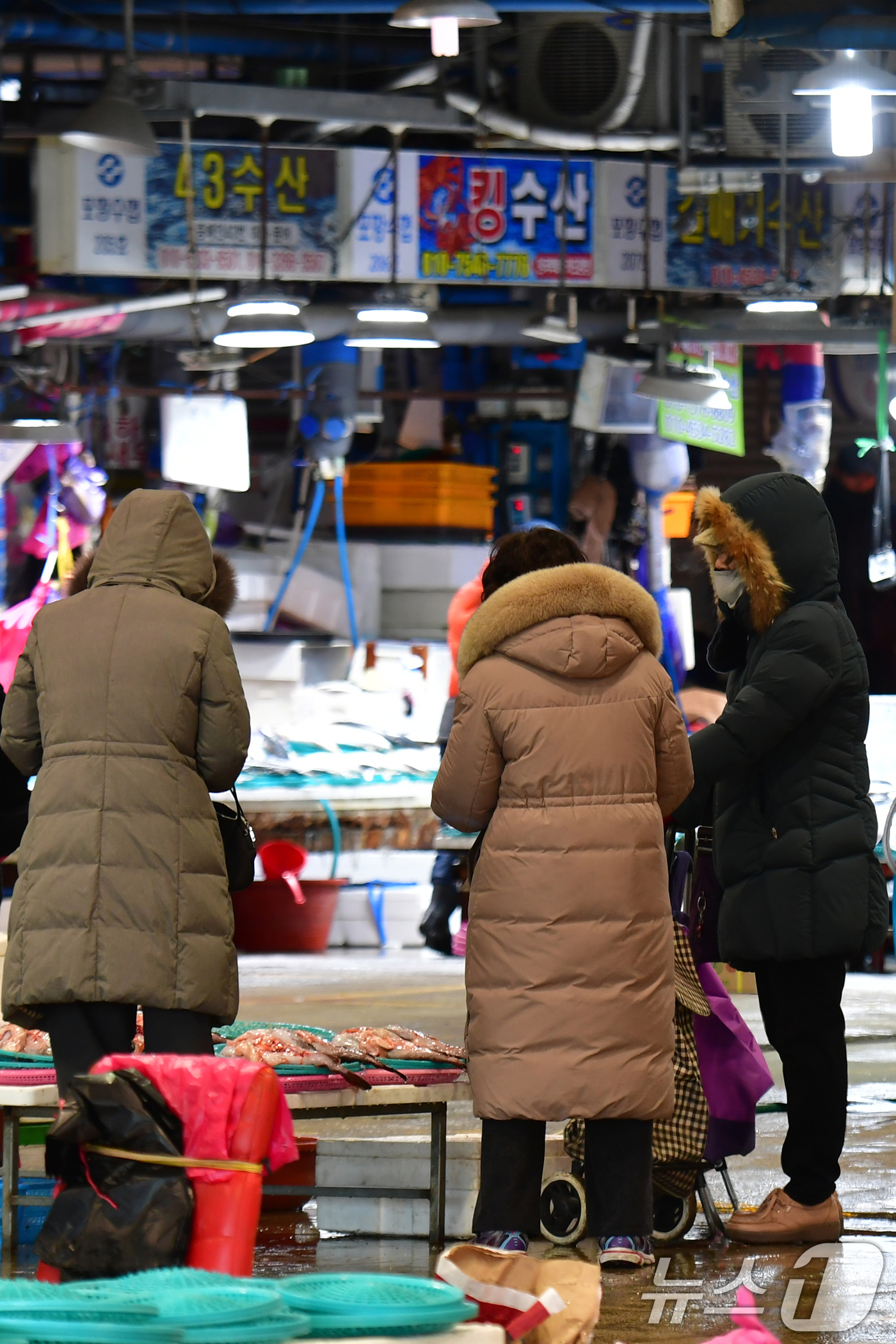 (포항=뉴스1) 최창호 기자 = 한파가 이어진 5일 오전 경북 포항시 죽도어시장에서 두터운 옷차림의 시민들이 수산물을 구입하고 있다. 2025.2.5/뉴스1