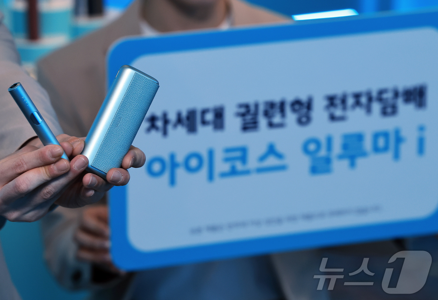 (서울=뉴스1) 박정호 기자 = 5일 오전 서울 중구 을지로 롯데호텔 서울 크리스탈볼룸에서 모델들이 한국필립모리스의 궐련형 전자담배 기기 '아이코스 일루마 i(IQOS ILUMA …