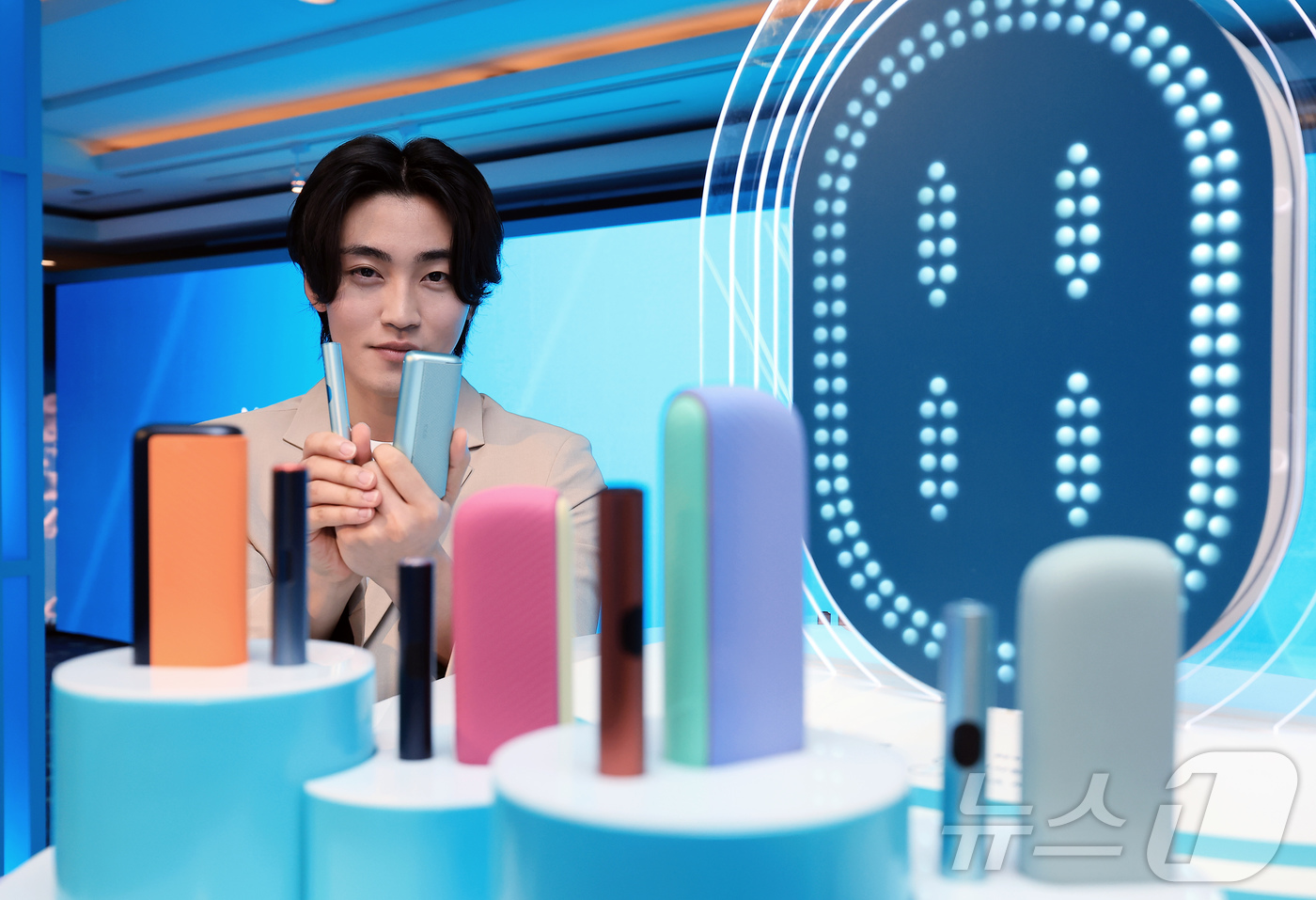 (서울=뉴스1) 박정호 기자 = 5일 오전 서울 중구 을지로 롯데호텔 서울 크리스탈볼룸에서 모델들이 한국필립모리스의 궐련형 전자담배 기기 '아이코스 일루마 i(IQOS ILUMA …