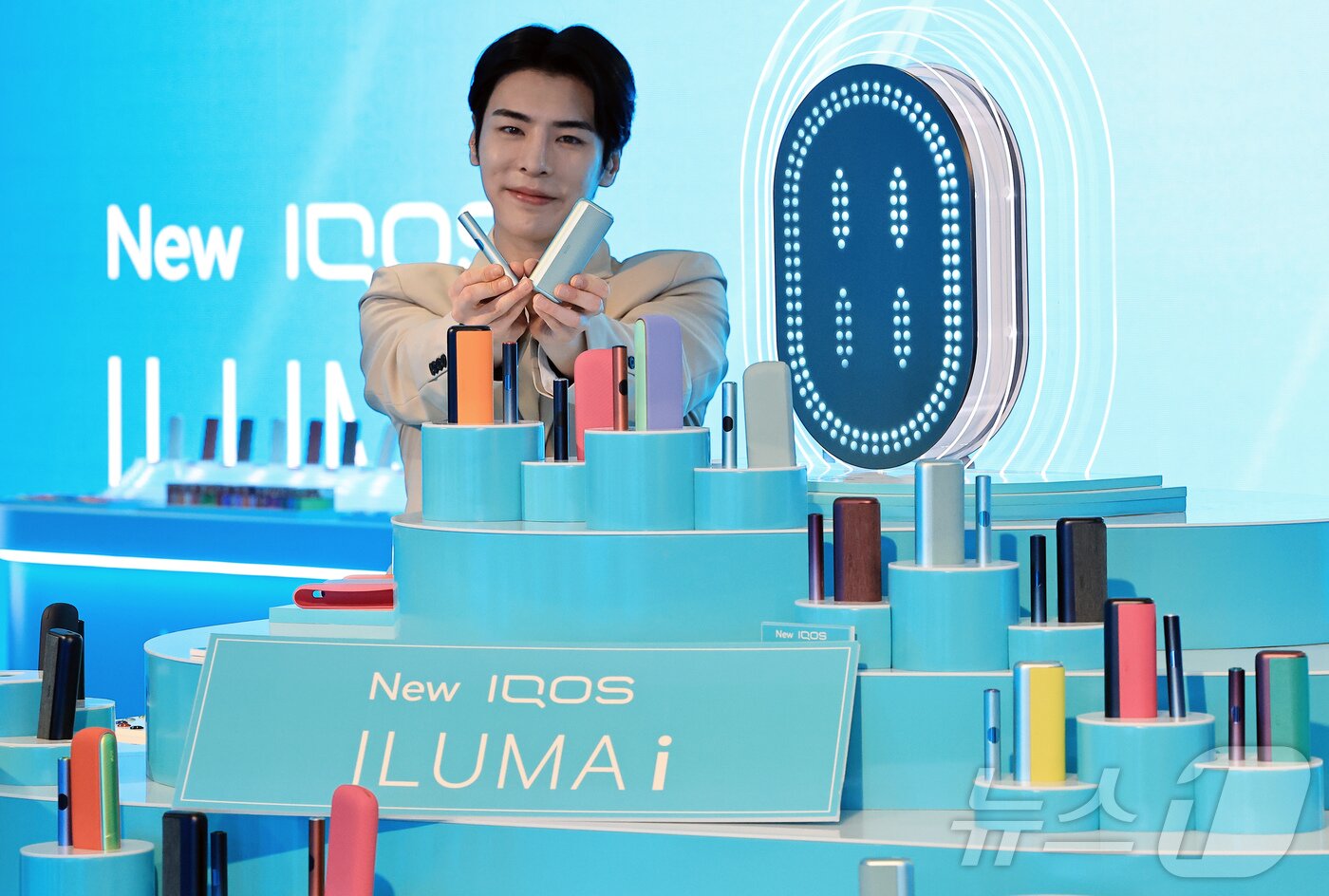 본문 이미지 - 5일 오전 서울 중구 을지로 롯데호텔 서울 크리스탈볼룸에서 모델들이 한국필립모리스의 궐련형 전자담배 기기 &#39;아이코스 일루마 i&#40;IQOS ILUMA i&#41;&#39; 시리즈를 소개하고 있다. 한국필립모리스의 신제품 &#39;아이코스 일루마 i 프라임&#39;과 &#39;아이코스 일루마 i&#39;는 홀더에 장착된 터치스크린으로 기기의 예열 상태를 비롯해 잔여 사용 시간과 잔여 사용 횟수 확인이 가능하며 일시정지 모드를 통해 최대 8분간 기기 사용을 일시정지 할 수 있다. 또한 플렉스 퍼프 기능을 통해 사용자별 사용 패턴과 흡입 속도 차이를 고려해 개개인의 사용 패턴을 분석해 최대 6분간 4회까지 추가 흡입이 가능하다. 2025.2.5/뉴스1 ⓒ News1 박정호 기자