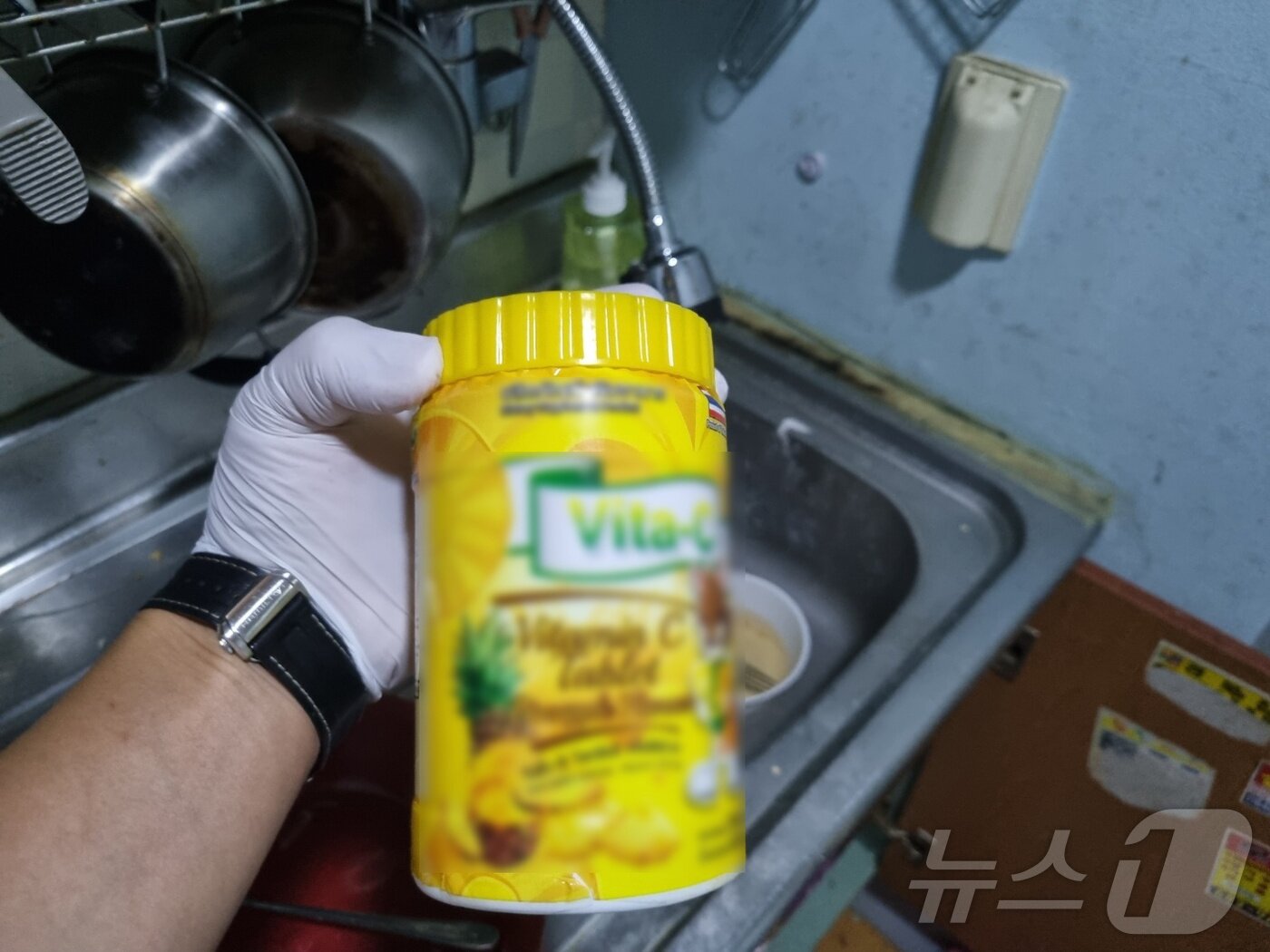 본문 이미지 - 비타민으로 위장해 밀수한 케타민.(부산경찰청 제공) 