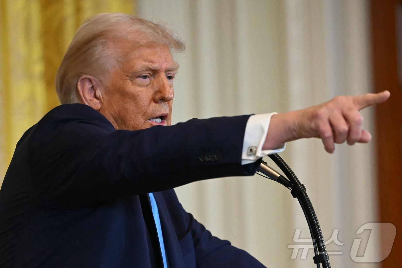 (워싱턴 AFP=뉴스1) 우동명 기자 = 도널드 트럼프 미국 대통령이 4일(현지시간) 워싱턴 백악관에서 베냐민 네타냐후 이스라엘 총리와 회담을 마친 뒤 기자회견서 “가자지구의 팔레 …