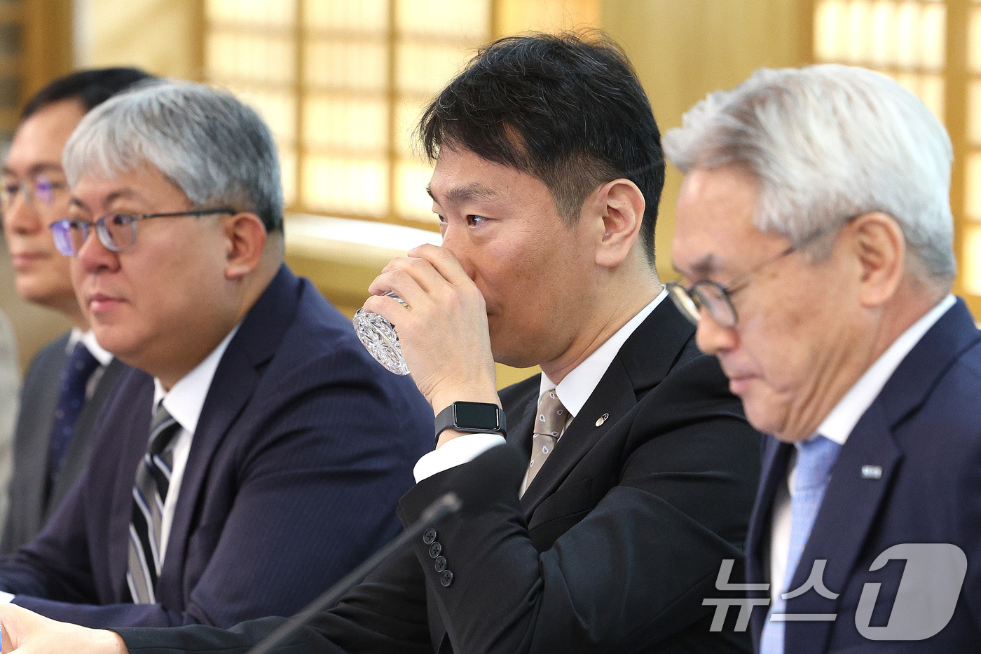 (서울=뉴스1) 신웅수 기자 = 이복현 금융감독원장이 5일 오전 서울 서대문구 한국공인회계사회관에서 열린 회계법인 최고경영자(CEO) 간담회에서 목을 축이고 있다.이 원장은 이날 …