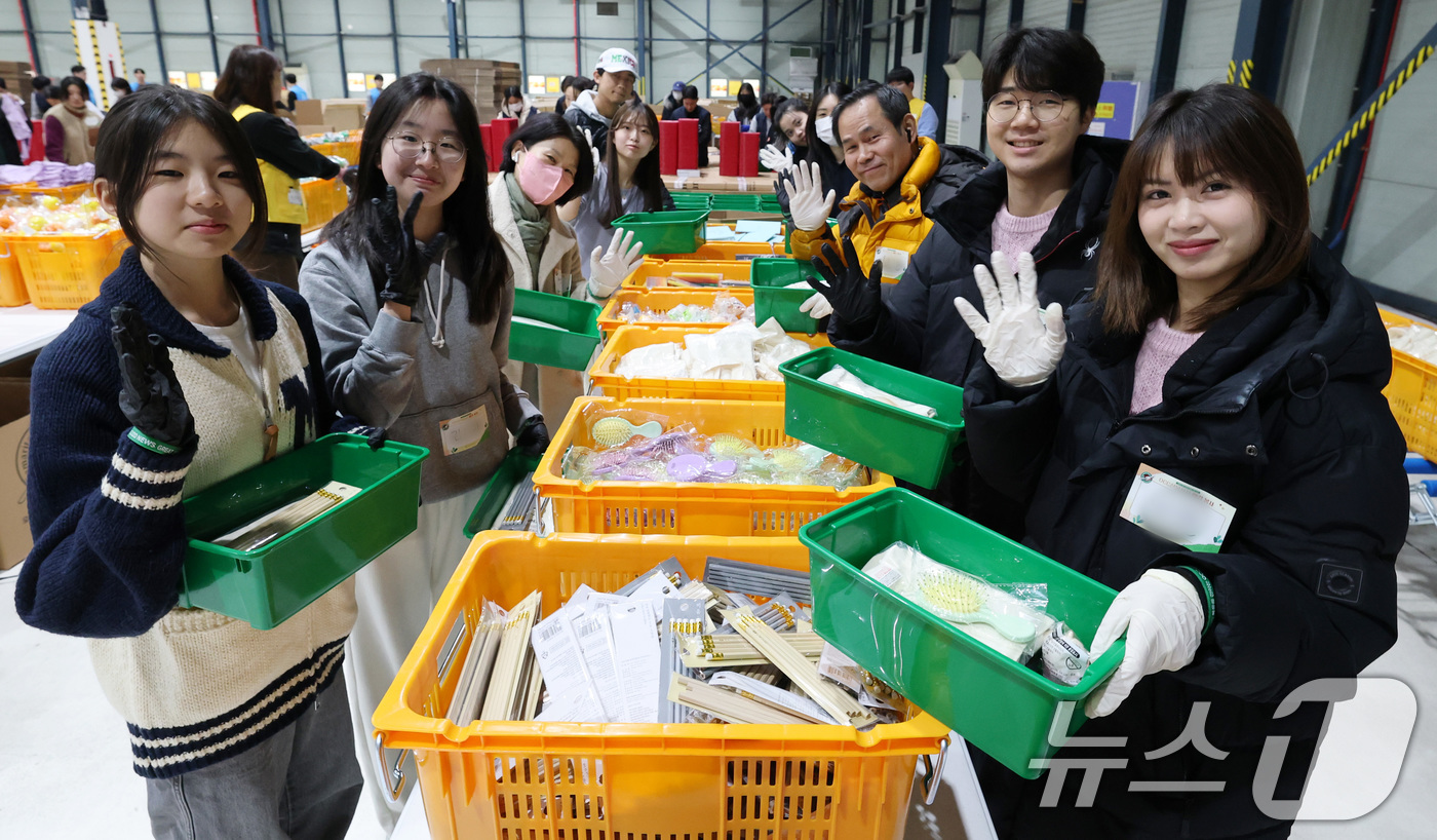 (서울=뉴스1) 박세연 기자 = 5일 서울 강남구 세텍(SETEC)에서 열린 2025 OCC선물상자 패킹 봉사 행사에서 봉사자들이 상자를 패킹하며 기념촬영을 하고 있다.후원금으로 …