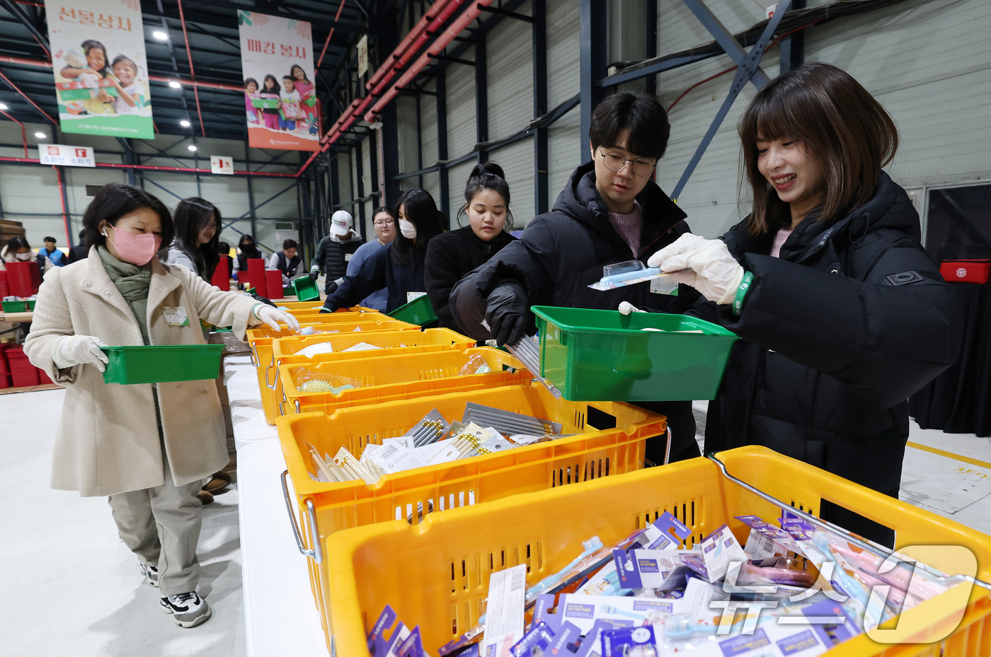 (서울=뉴스1) 박세연 기자 = 5일 서울 강남구 세텍(SETEC)에서 열린 2025 OCC선물상자 패킹 봉사 행사에서 봉사자들이 상자를 패킹하고 있다.후원금으로 준비한 선물을 O …