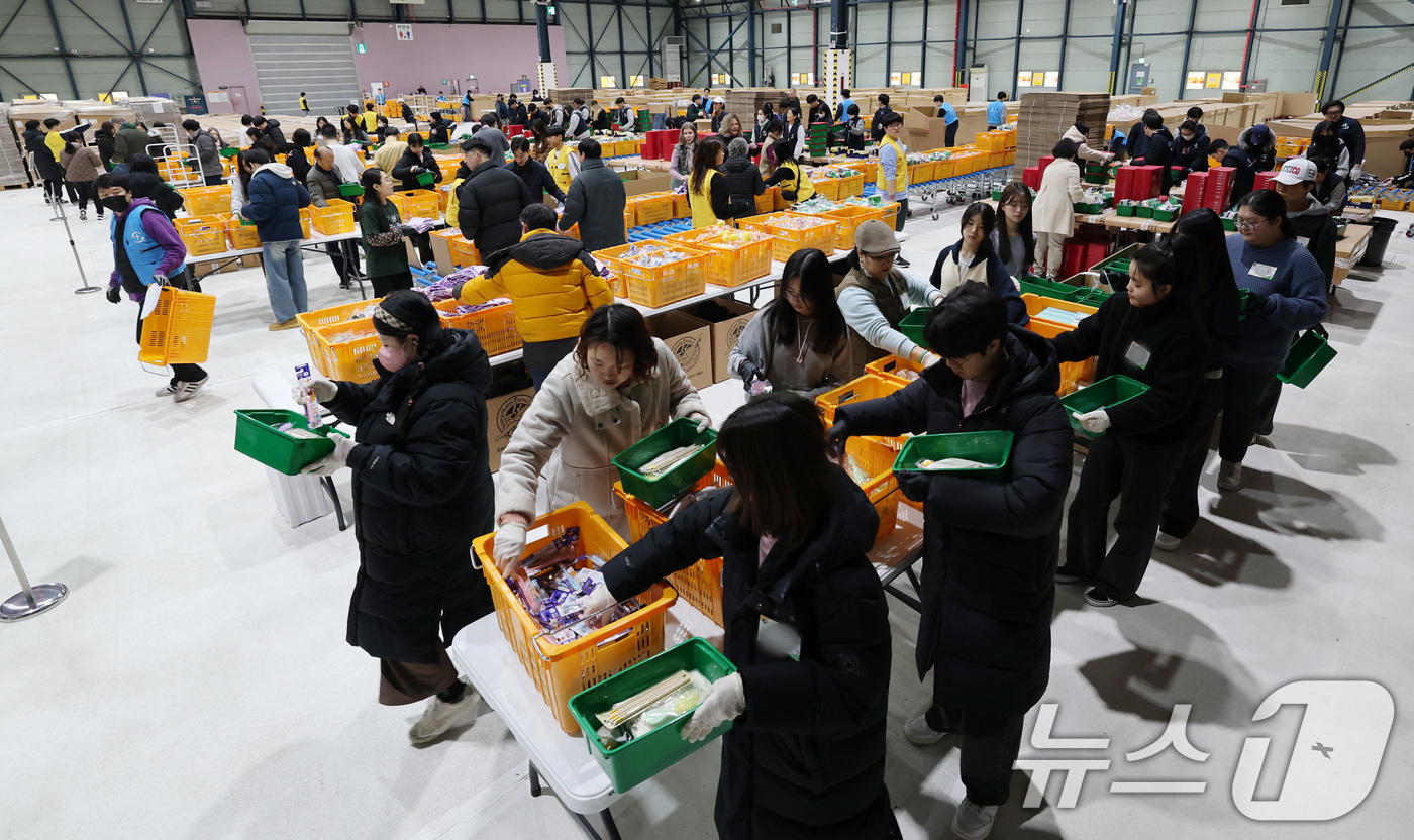 (서울=뉴스1) 박세연 기자 = 5일 서울 강남구 세텍(SETEC)에서 열린 2025 OCC선물상자 패킹 봉사 행사에서 봉사자들이 상자를 패킹하고 있다.후원금으로 준비한 선물을 O …