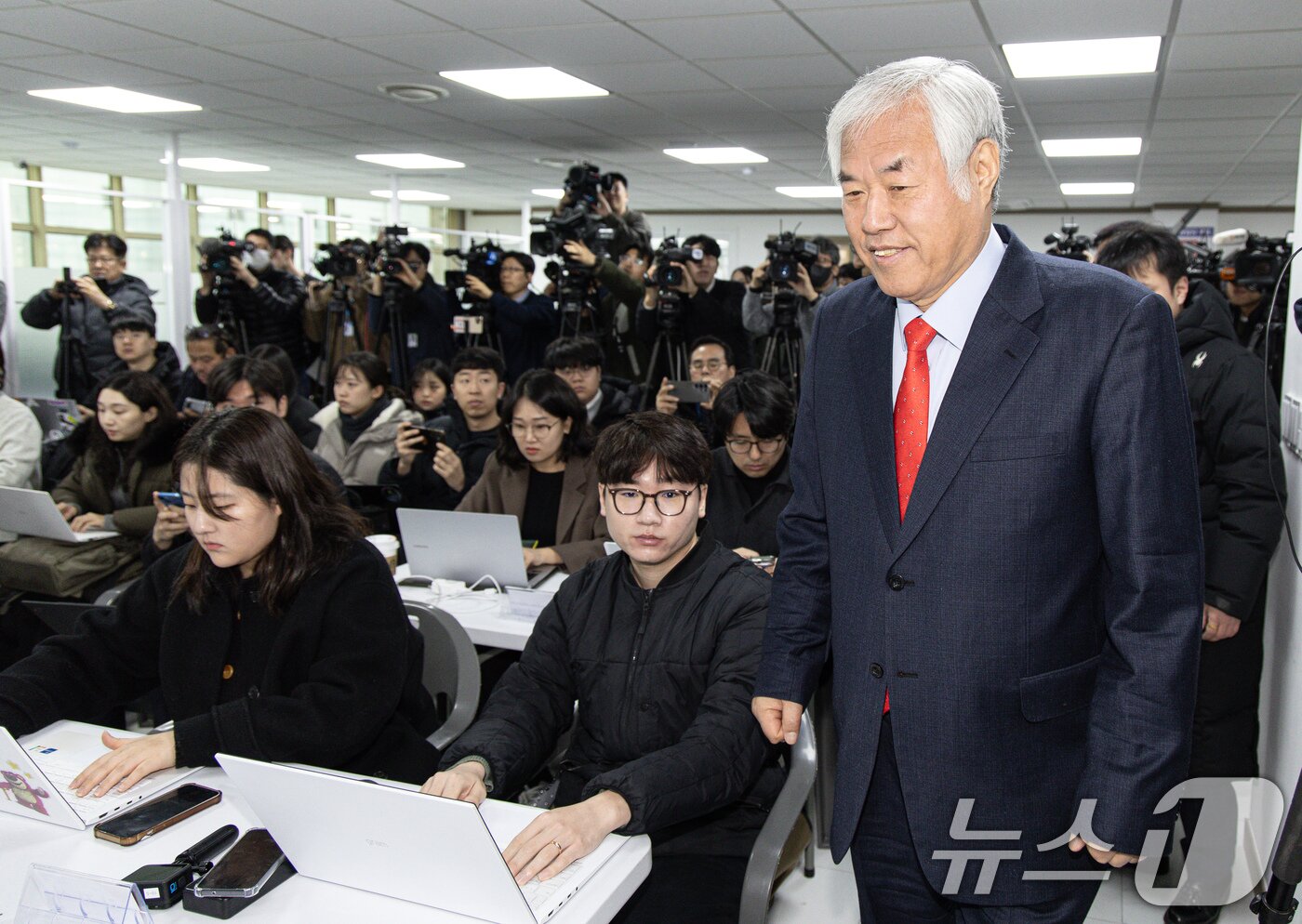 본문 이미지 - 전광훈 사랑제일교회 목사가 5일 오전 서울 여의도 자유통일당 당사에서 열린 내란 선동 혐의 관련 기자회견에 참석하고 있다. 2025.2.5/뉴스1 ⓒ News1 이재명 기자