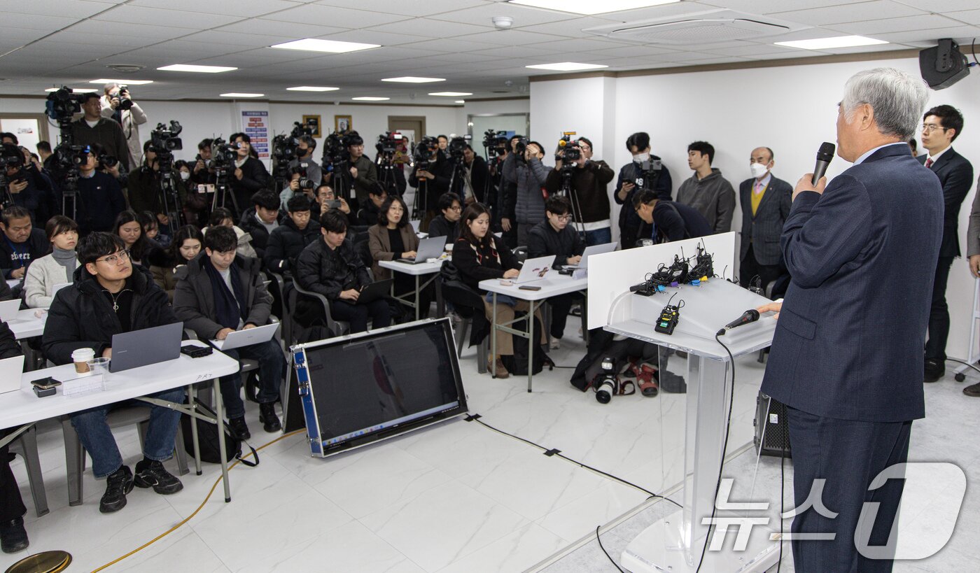 본문 이미지 - 전광훈 사랑제일교회 목사가 5일 오전 서울 여의도 자유통일당 당사에서 기자회견을 열고 내란 선동 혐의 관련 입장을 말하고 있다. 2025.2.5/뉴스1 ⓒ News1 이재명 기자