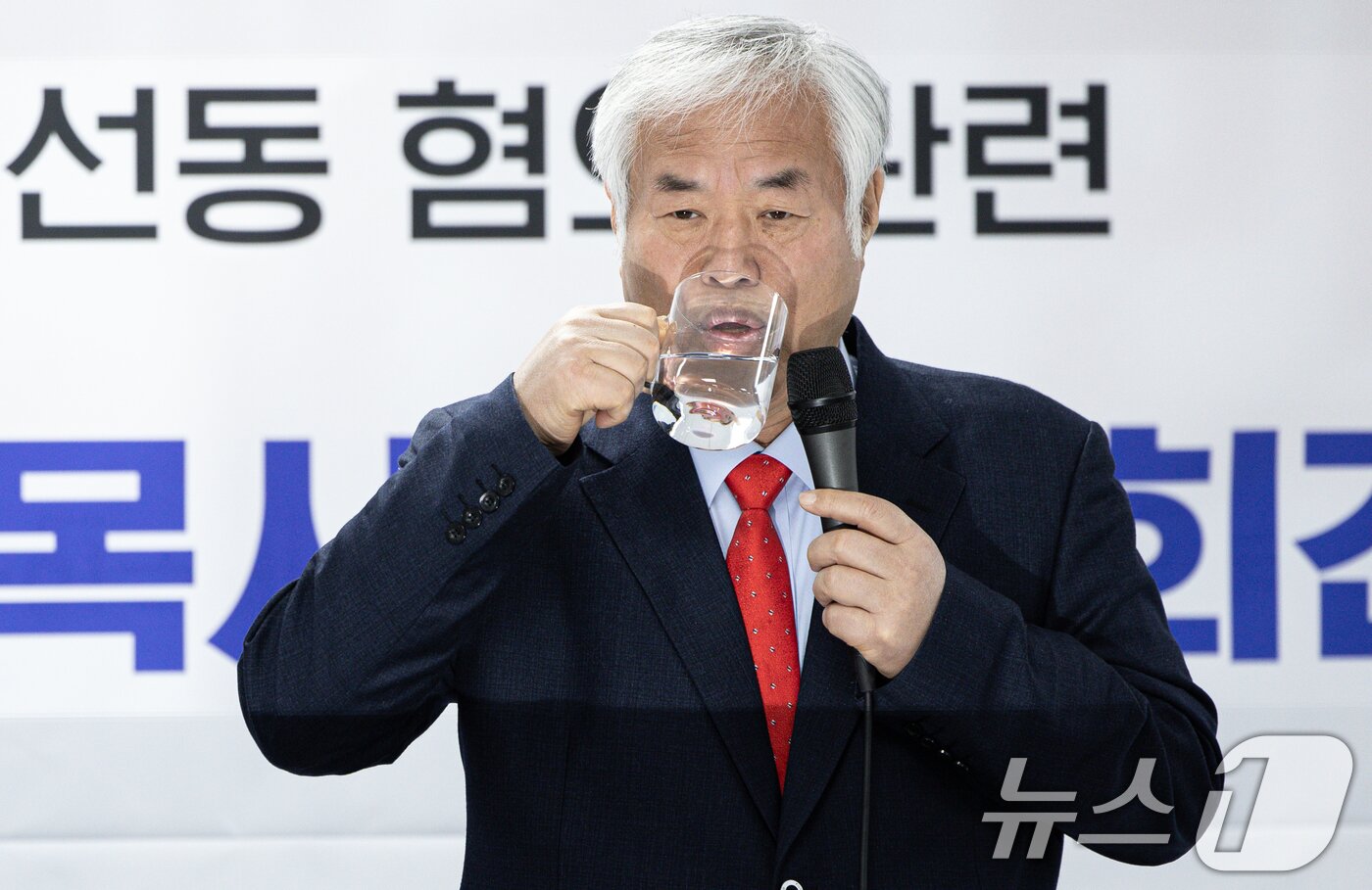 본문 이미지 - 전광훈 사랑제일교회 목사가 5일 오전 서울 여의도 자유통일당 당사에서 기자회견을 열고 내란 선동 혐의 관련 입장을 말하는 도중 물을 마시고 있다. 2025.2.5/뉴스1 ⓒ News1 이재명 기자
