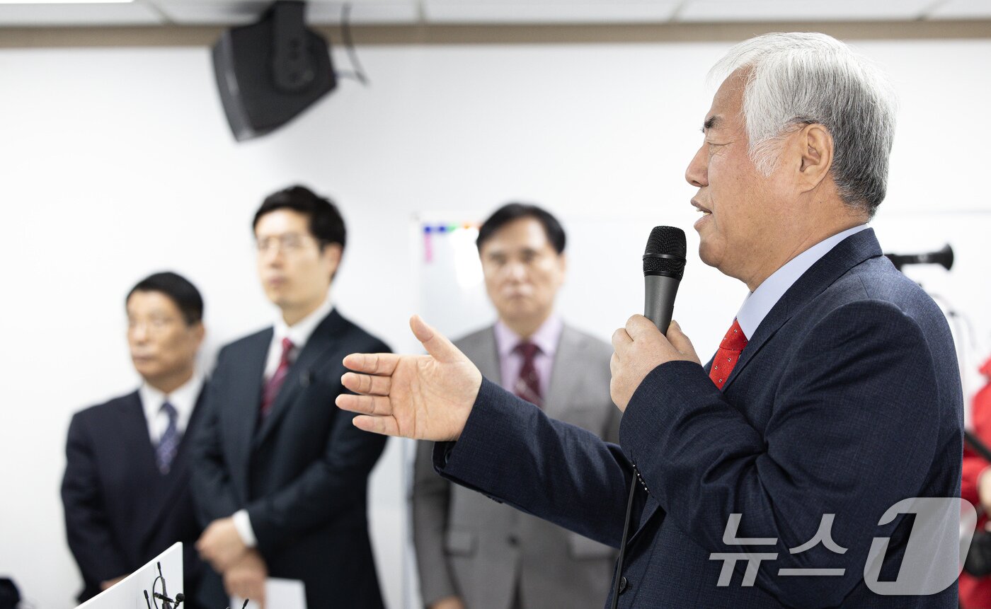본문 이미지 - 전광훈 사랑제일교회 목사가 5일 오전 서울 여의도 자유통일당 당사에서 기자회견을 열고 내란 선동 혐의 관련 입장을 말하고 있다. 2025.2.5/뉴스1 ⓒ News1 이재명 기자