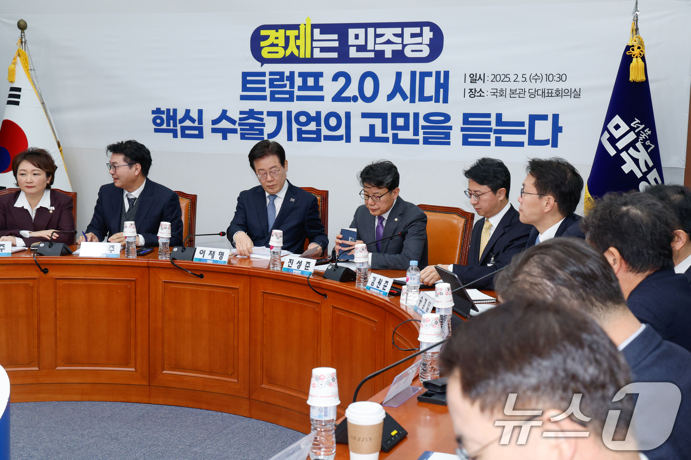 (서울=뉴스1) 안은나 기자 = 이재명 더불어민주당 대표가 5일 서울 여의도 국회에서 열린 '트럼프 2.0 시대 핵심 수출기업의 고민을 듣는다 : 종합토론'에 참석해 좌장을 맡고 …