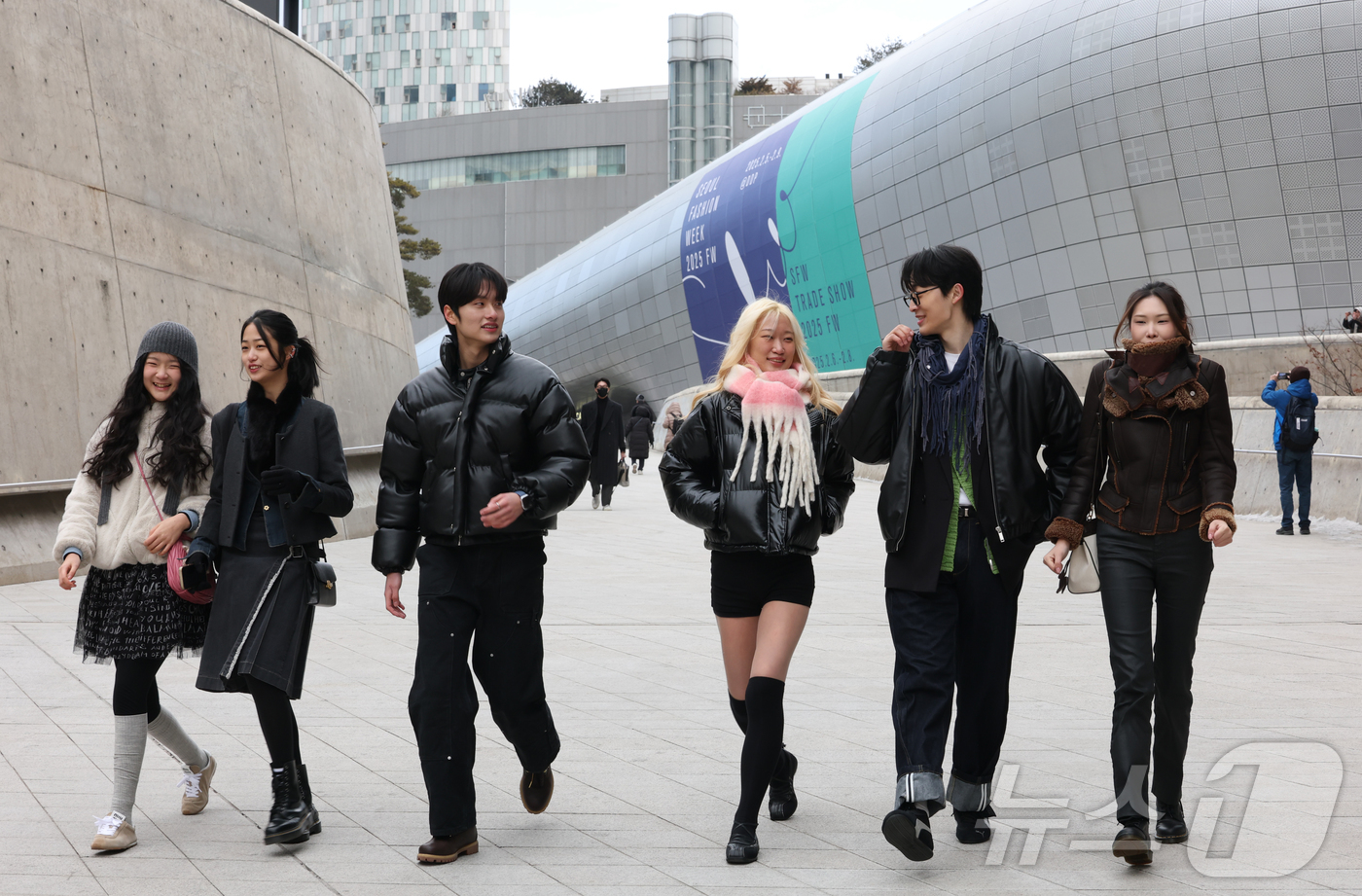 (서울=뉴스1) 권현진 기자 = 5일 서울 동대문구 DDP에서 열리는 2025 F/W서울패션위크를 찾은 패션 피플들이 쇼장으로 들어서고 있다. 2025.2.5/뉴스1