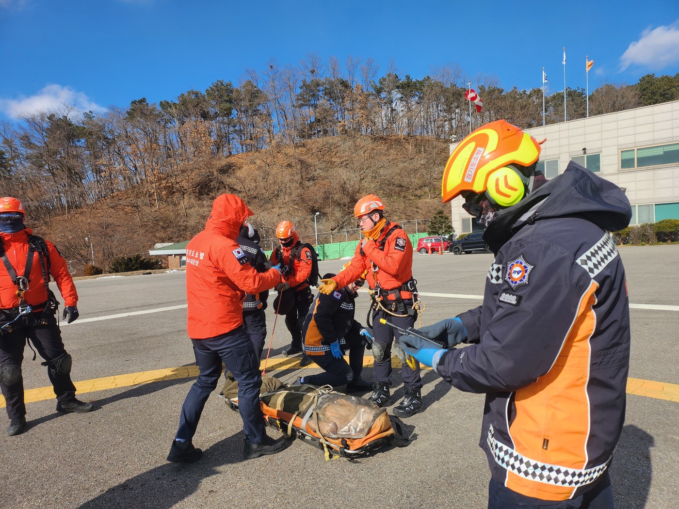 (용인=뉴스1) 김기현 기자 = 경기도특수대응단은 지난 4일 오후 재난 실전 대응력을 높이기 위한 '항공구조훈련'을 진행했다고 5일 밝혔다. 주요 목표는 소방헬기를 활용한 신속한 …