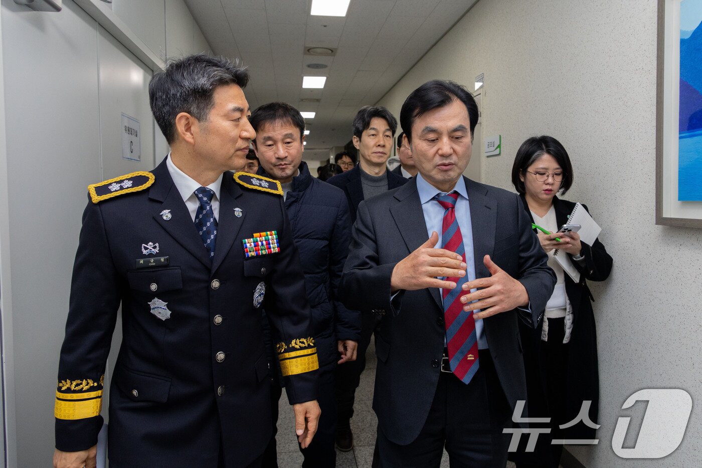 본문 이미지 - 김용현 전 국방부 장관이 지난 2월5일 서울 송파구 동부구치소에서 열린 ‘윤석열 정부의 비상계엄 선포를 통한 내란혐의 진상규명 국정조사특별위원회&#40;내란 국조특위&#41;’ 2차 현장조사에 모습을 드러내지 않자, 안규백 위원장과 최규철 서울동부구치소장&#40;왼쪽&#41;이 위원들과 함께 비공개 신문을 위해 수감동을 찾아가는 모습.. 2025.2.5/뉴스1 ⓒ News1 국회사진취재단