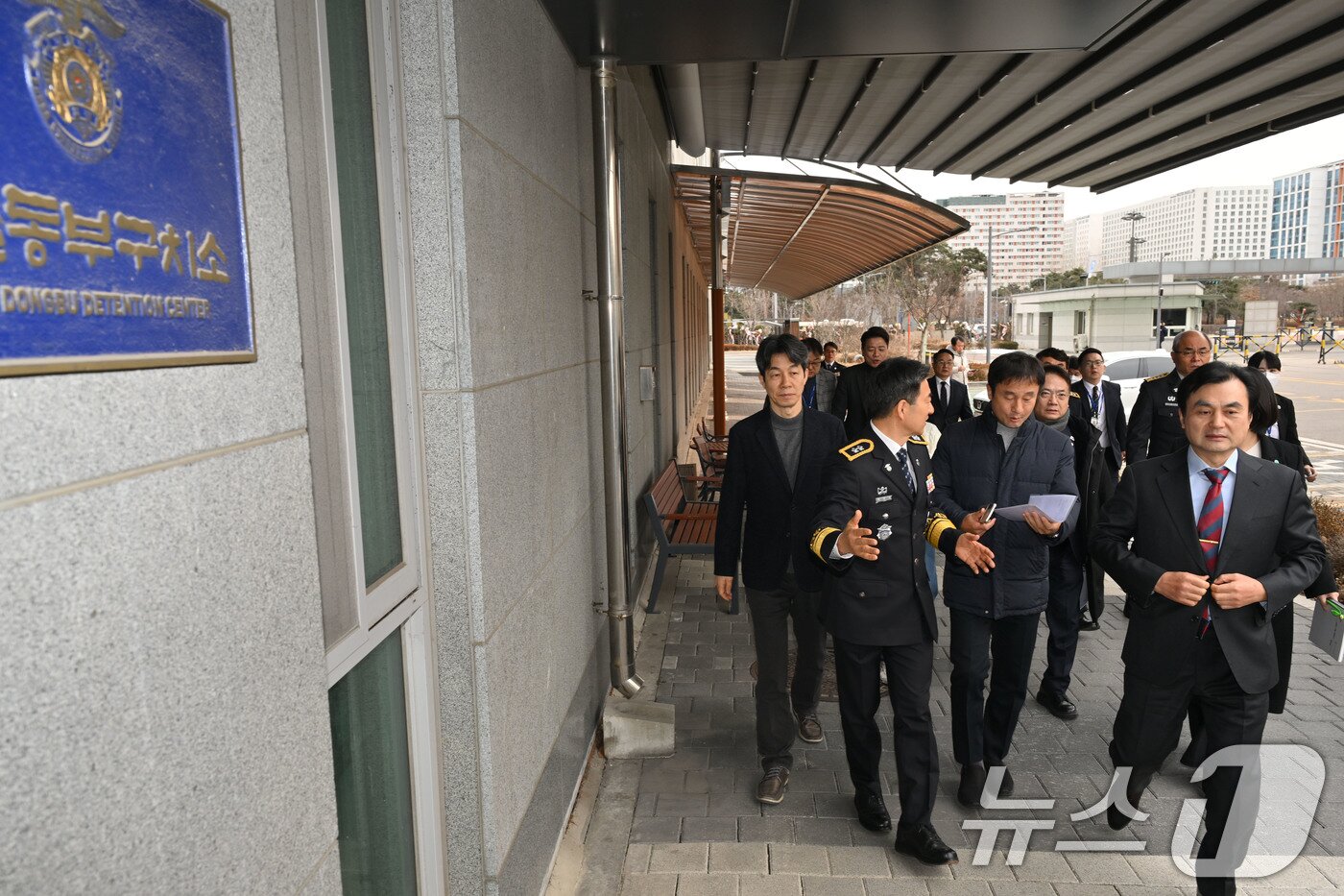 본문 이미지 - 김용현 전 국방부 장관이 5일 서울 송파구 동부구치소에서 열린 ‘윤석열 정부의 비상계엄 선포를 통한 내란혐의 진상규명 국정조사특별위원회&#40;내란 국조특위&#41;’ 2차 현장조사에 모습을 드러내지 않자, 안규백 위원장과 최규철 서울동부구치소장&#40;왼쪽&#41;이 야당 위원들과 함께 비공개 신문을 위해 수감동을 찾아가고 있다. 2025.2.5/뉴스1 ⓒ News1 국회사진취재단