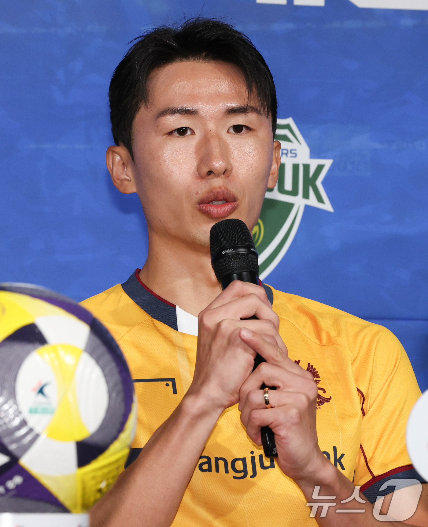 (서울=뉴스1) 허경 기자 = 광주FC 이민기가 5일 서울 종로구 축구회관에서 열린 2024-25 ACL 참가 K리그 4개팀 미디어데이에서 인사말을 하고 있다. 2025.2.5/뉴 …