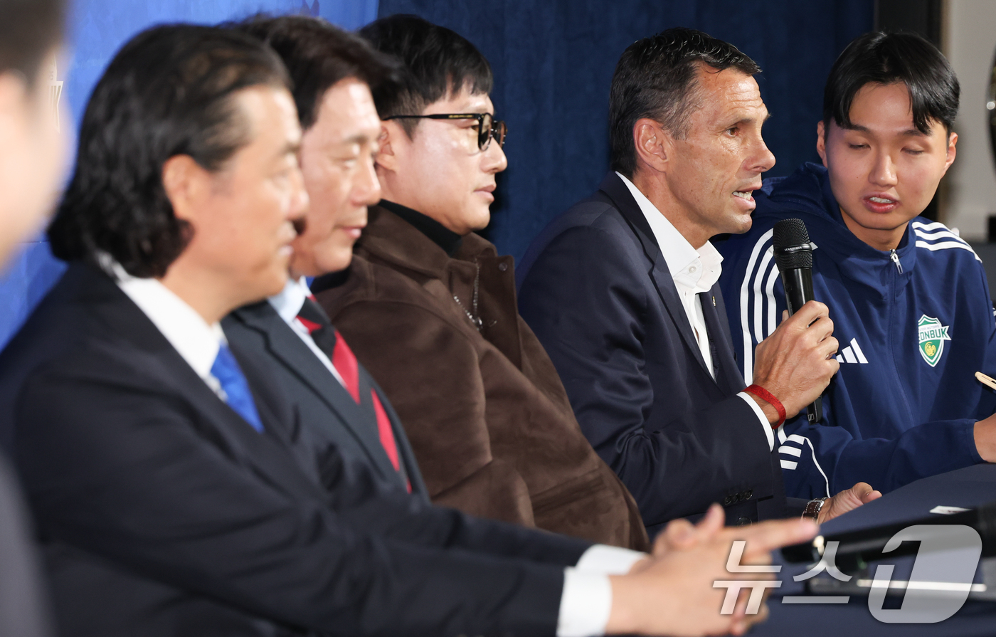 (서울=뉴스1) 허경 기자 = 거스 포옛 전북 현대 모터스 감독이 5일 서울 종로구 축구회관에서 열린 2024-25 ACL 참가 K리그 4개팀 미디어데이에서 취재진의 질의에 답하고 …